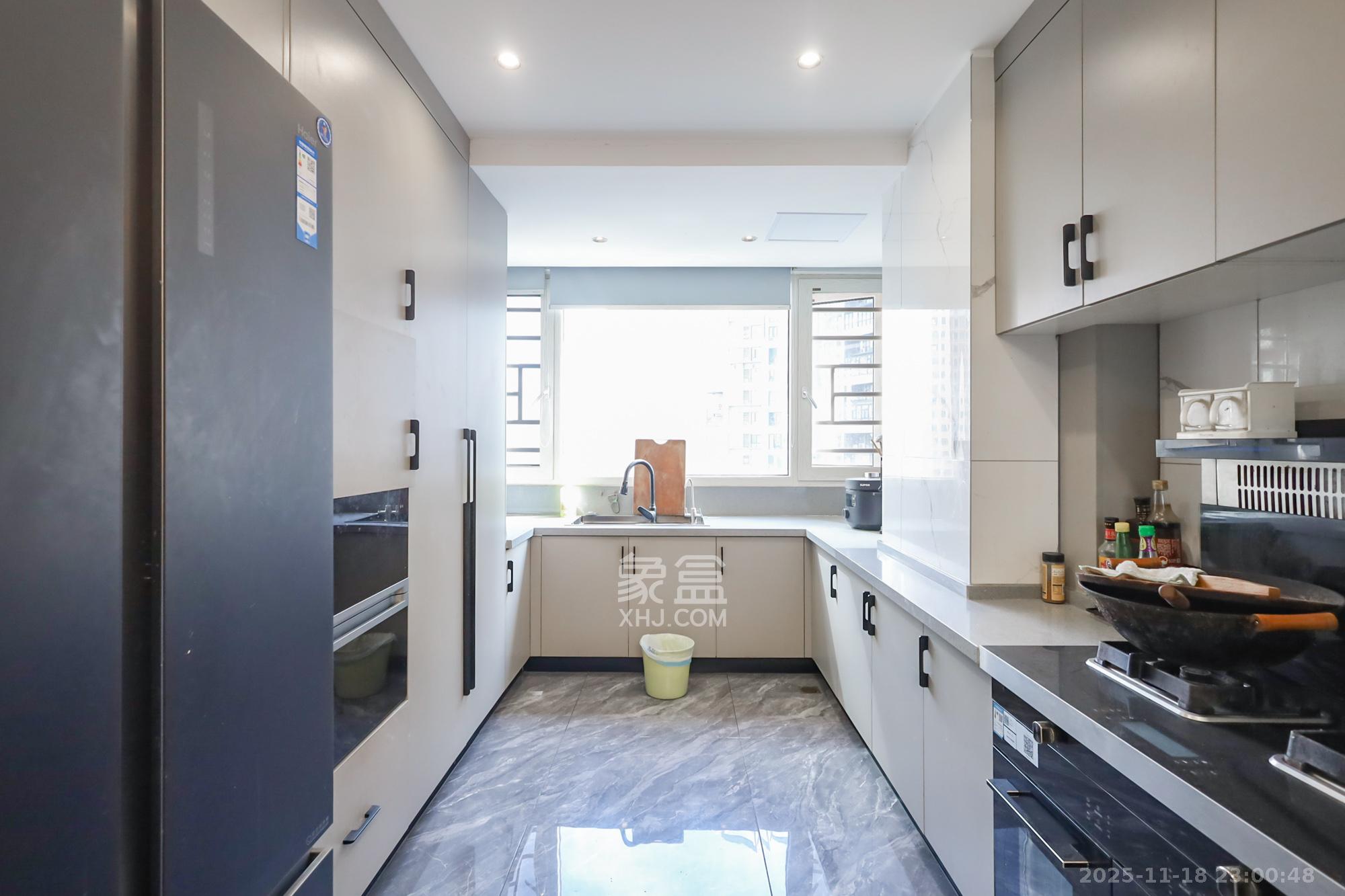 华韵城市海岸（城市水岸苑）  5室2厅3卫    210.0万厨房