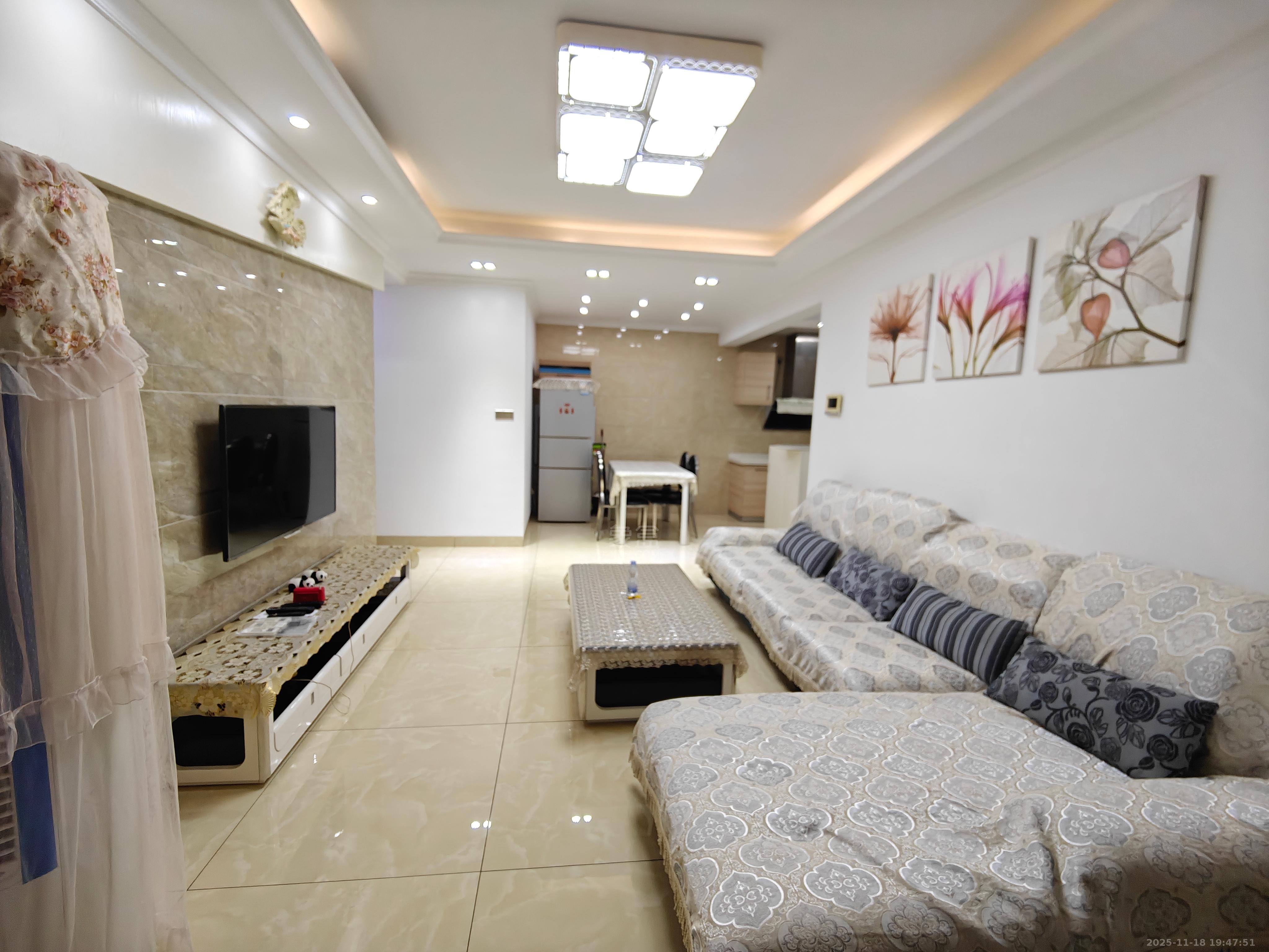 美的城三期  2室2厅1卫    1600.0元/月室内图