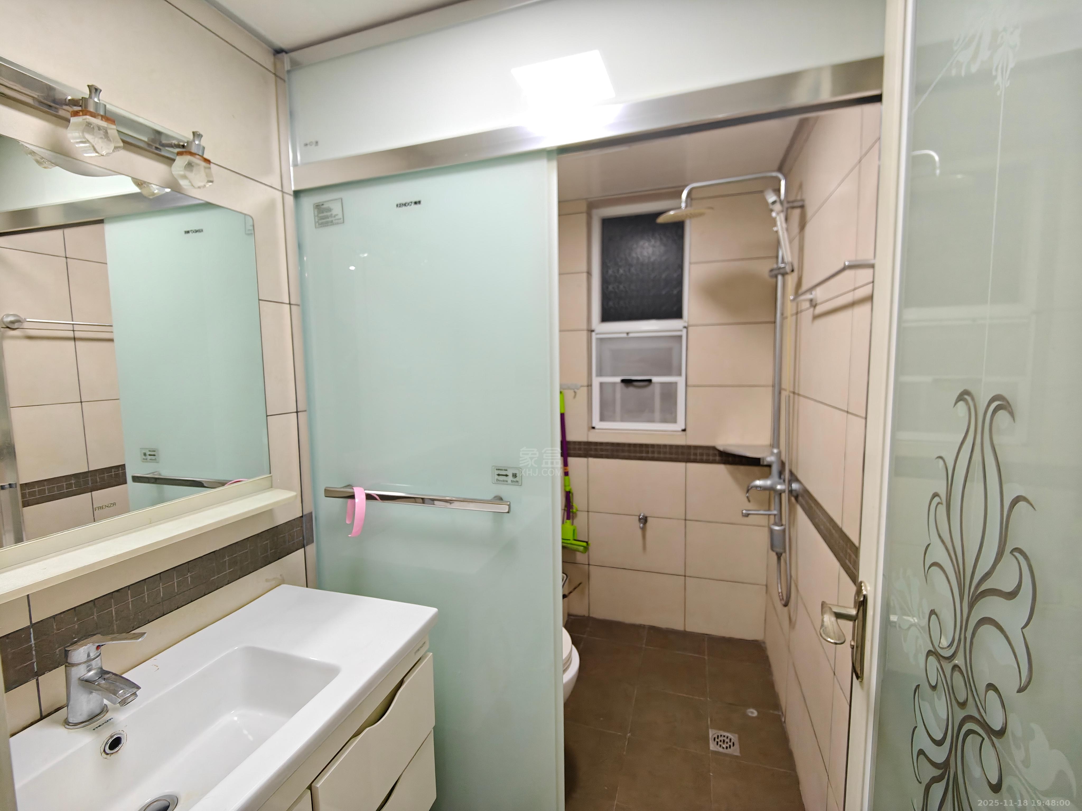 美的城三期  2室2厅1卫    1600.0元/月室内图