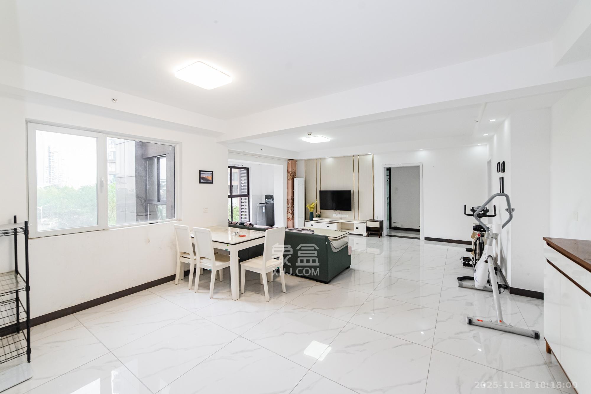 北辰三角洲C2区  3室2厅2卫    170.0万客厅