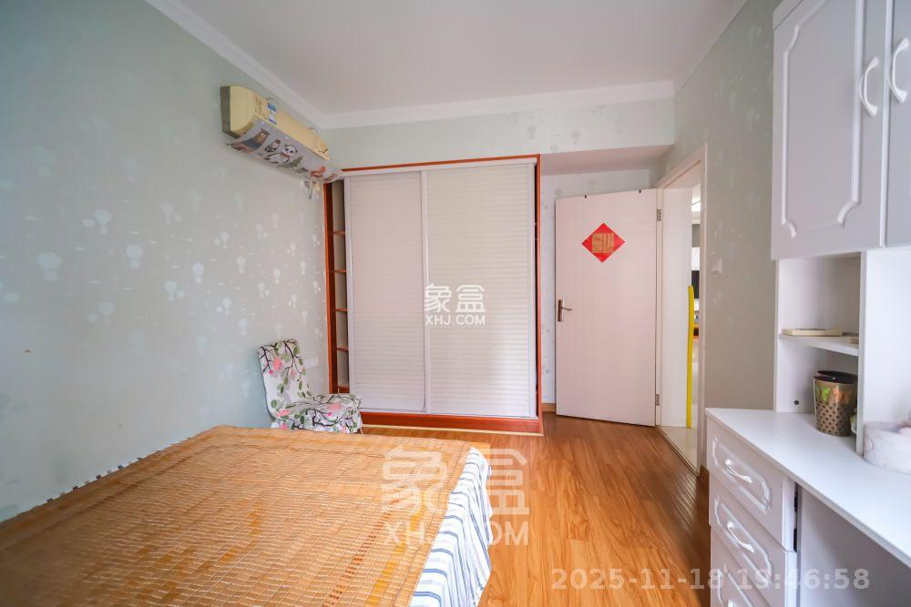 三一街区  3室2厅2卫    1900.0元/月室内图