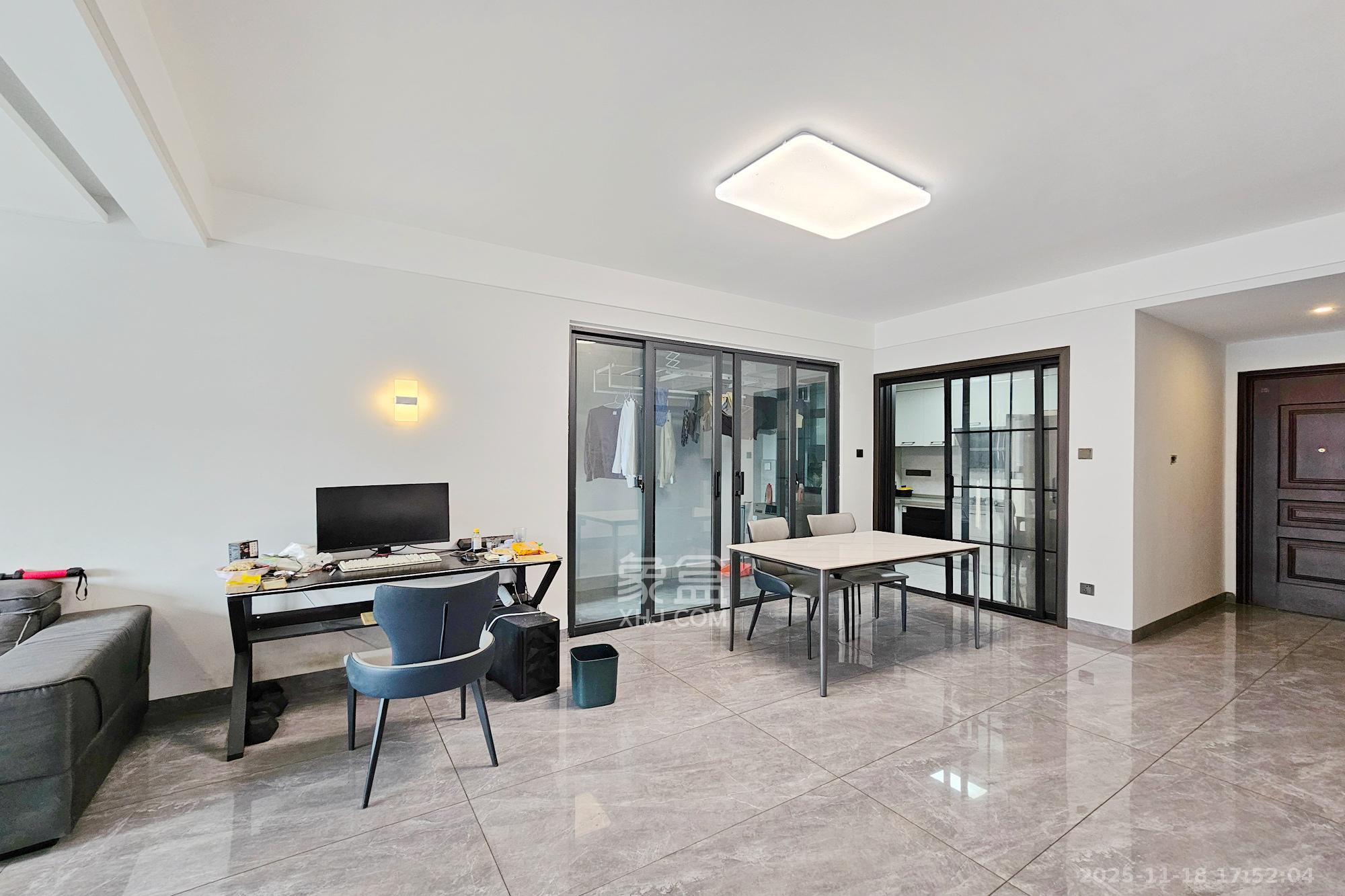 长房东旭国际 3室2厅1卫 110.0万 长房东旭国际 3室2厅1卫 110.0万客厅