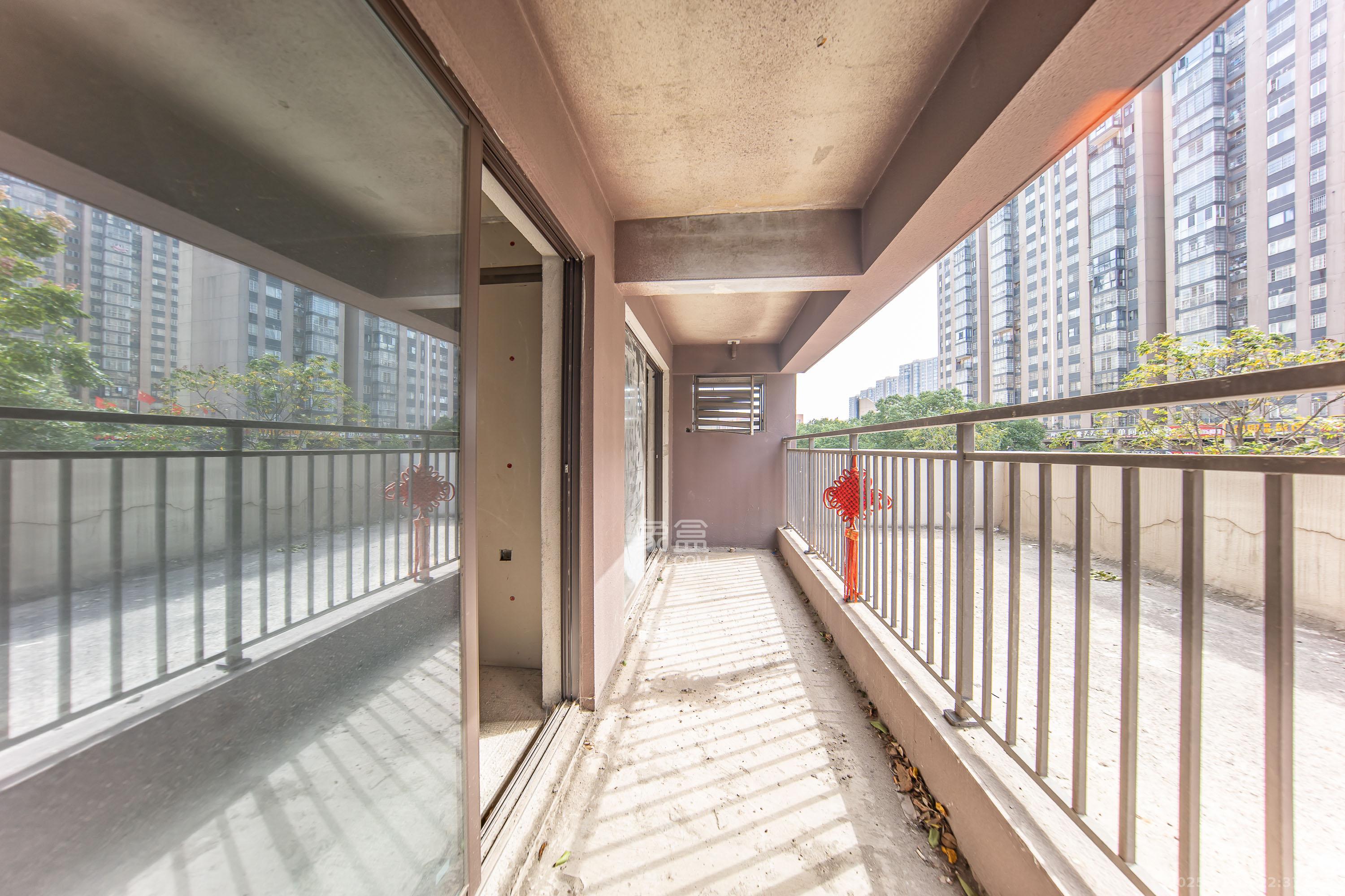 城发恒伟星雅韵（恒伟星辉苑）  4室2厅2卫    136.0万阳台