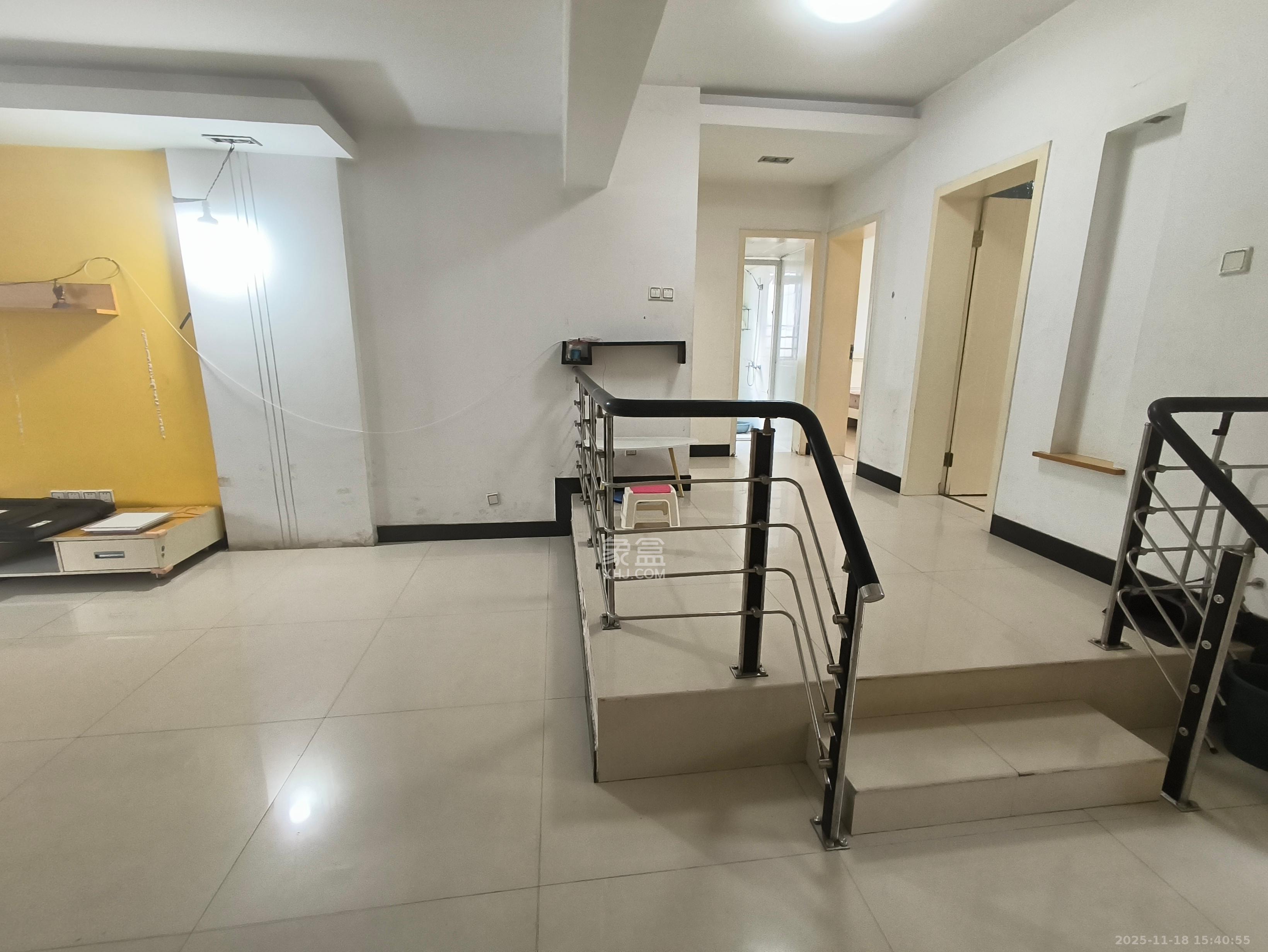 东方新城 3室2厅1卫 2400.0元/月 东方新城 3室2厅1卫 2400.0元/月室内图