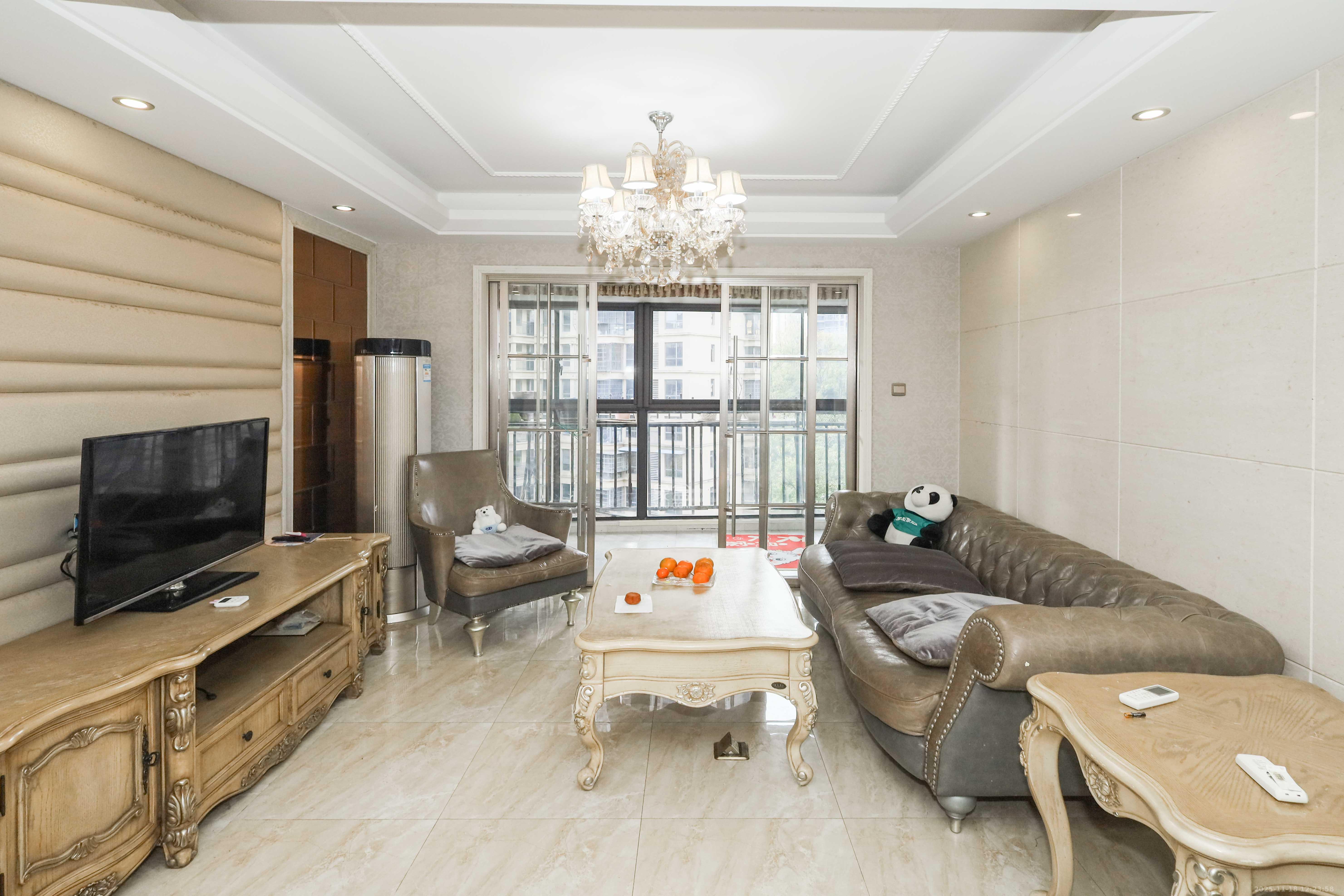 保利麓谷林语D区 3室2厅2卫 199.0万 保利麓谷林语D区 3室2厅2卫 199.0万客厅