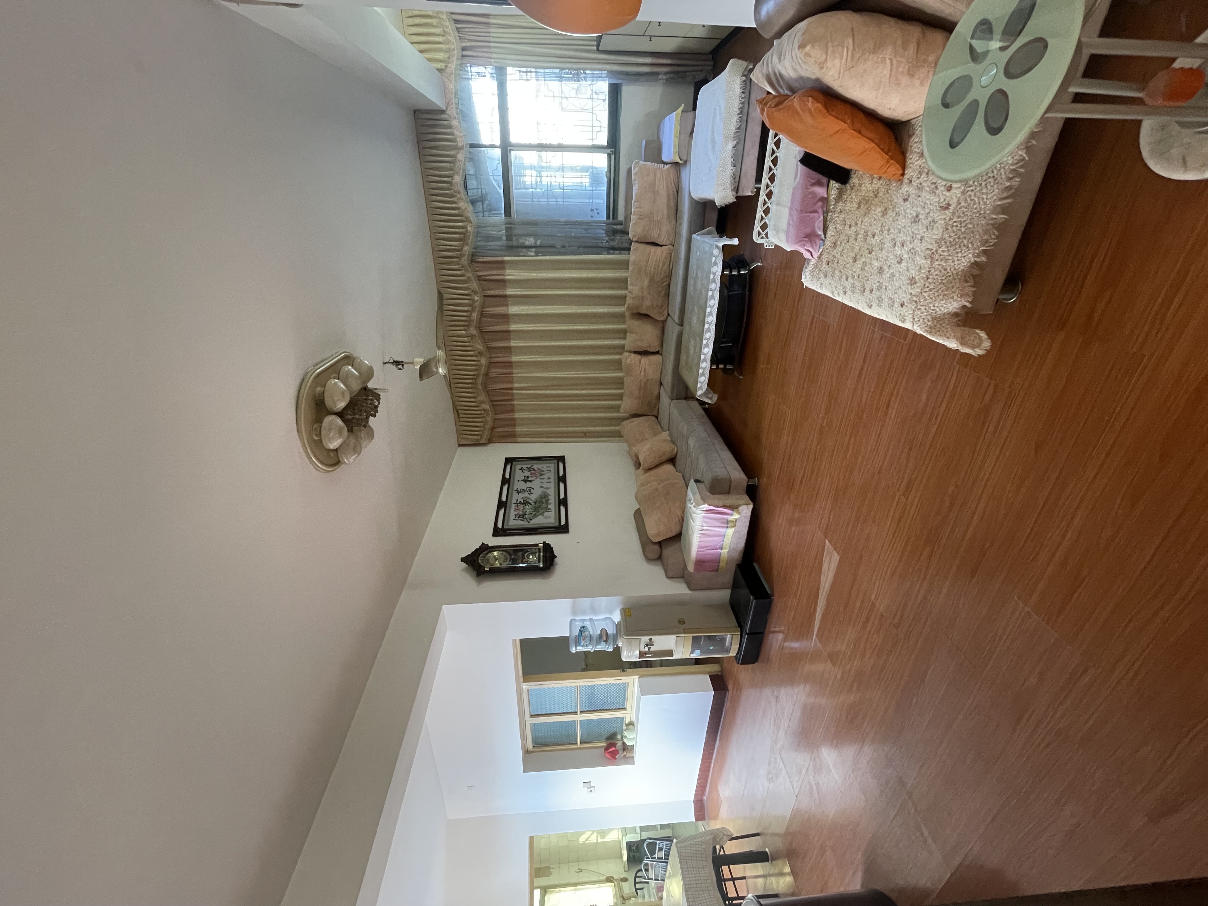 地矿局宿舍  4室2厅1卫    43.8万客厅