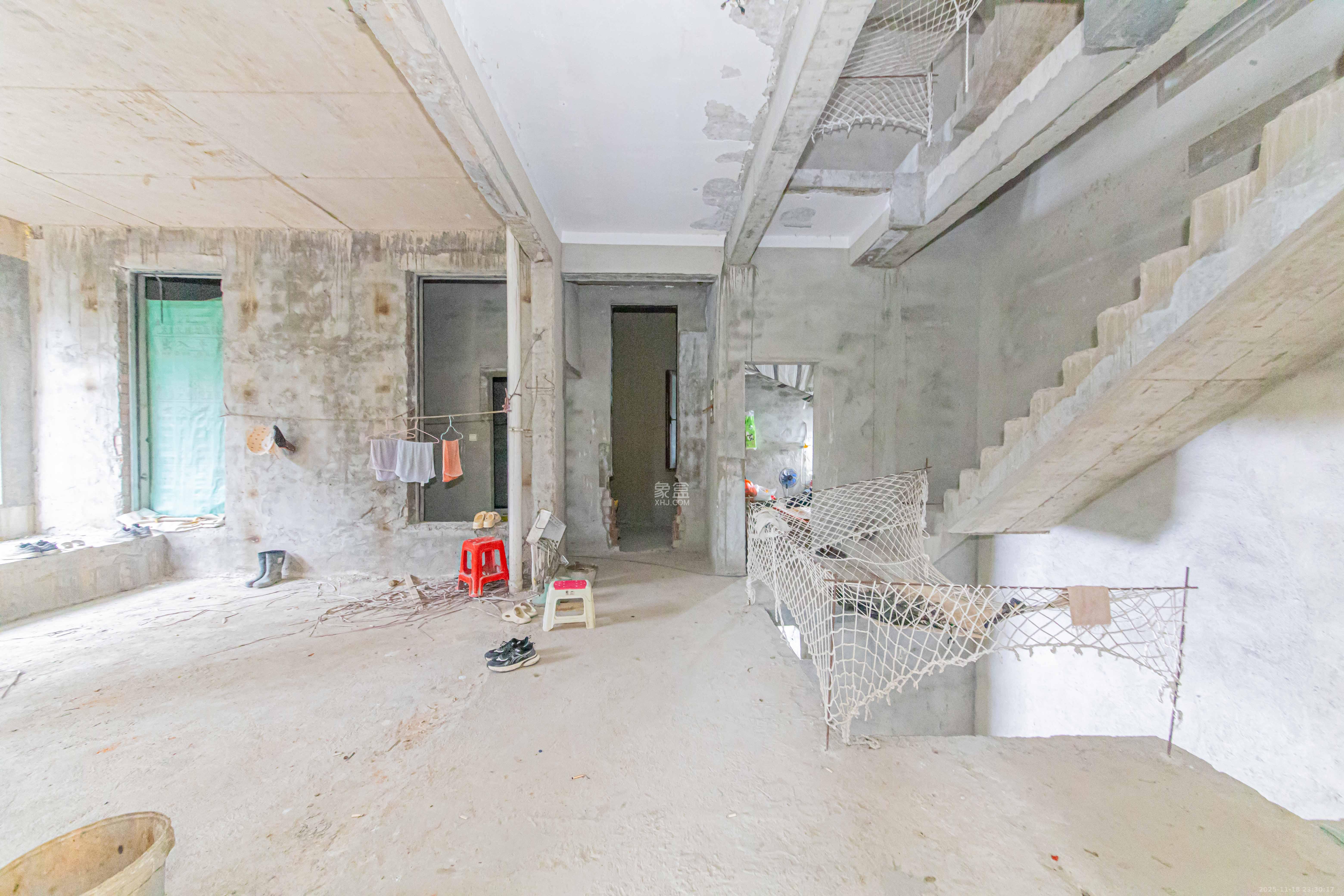 北辰中央公园A区  5室2厅3卫    480.0万客厅