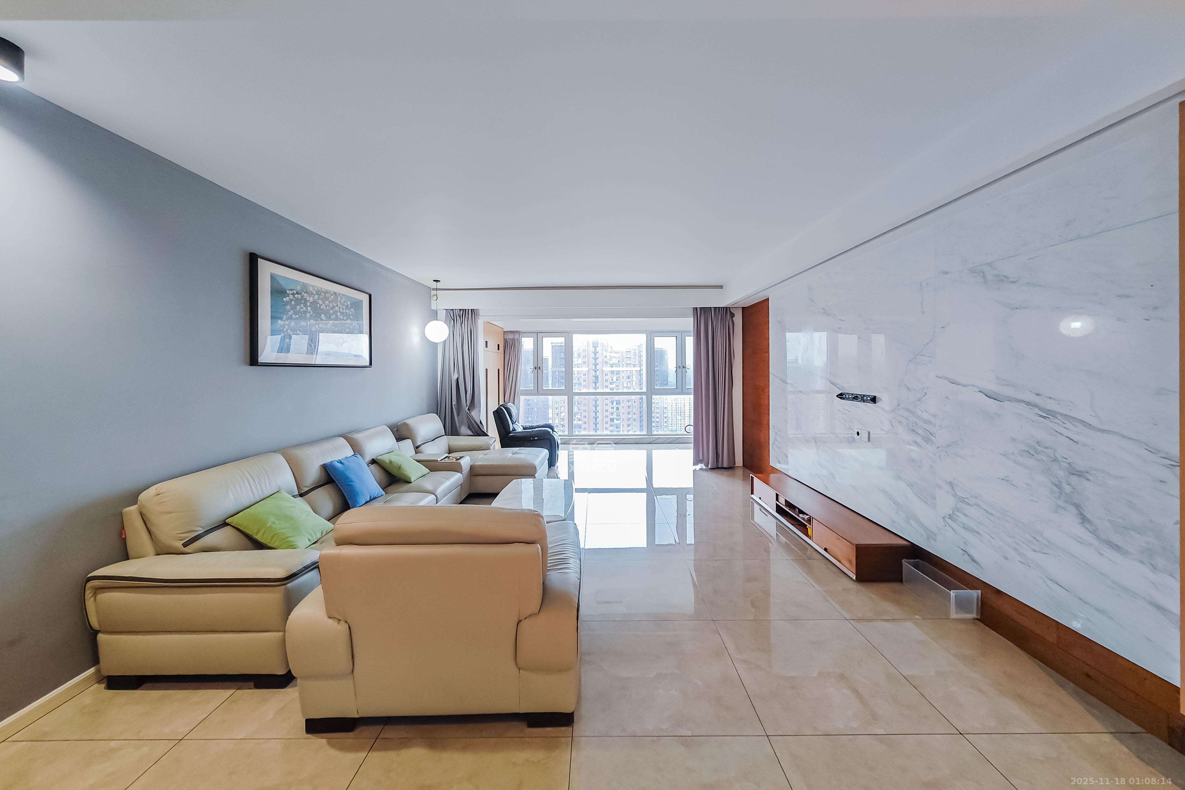 京武浪琴山一、二期  4室2厅2卫    400.0万客厅