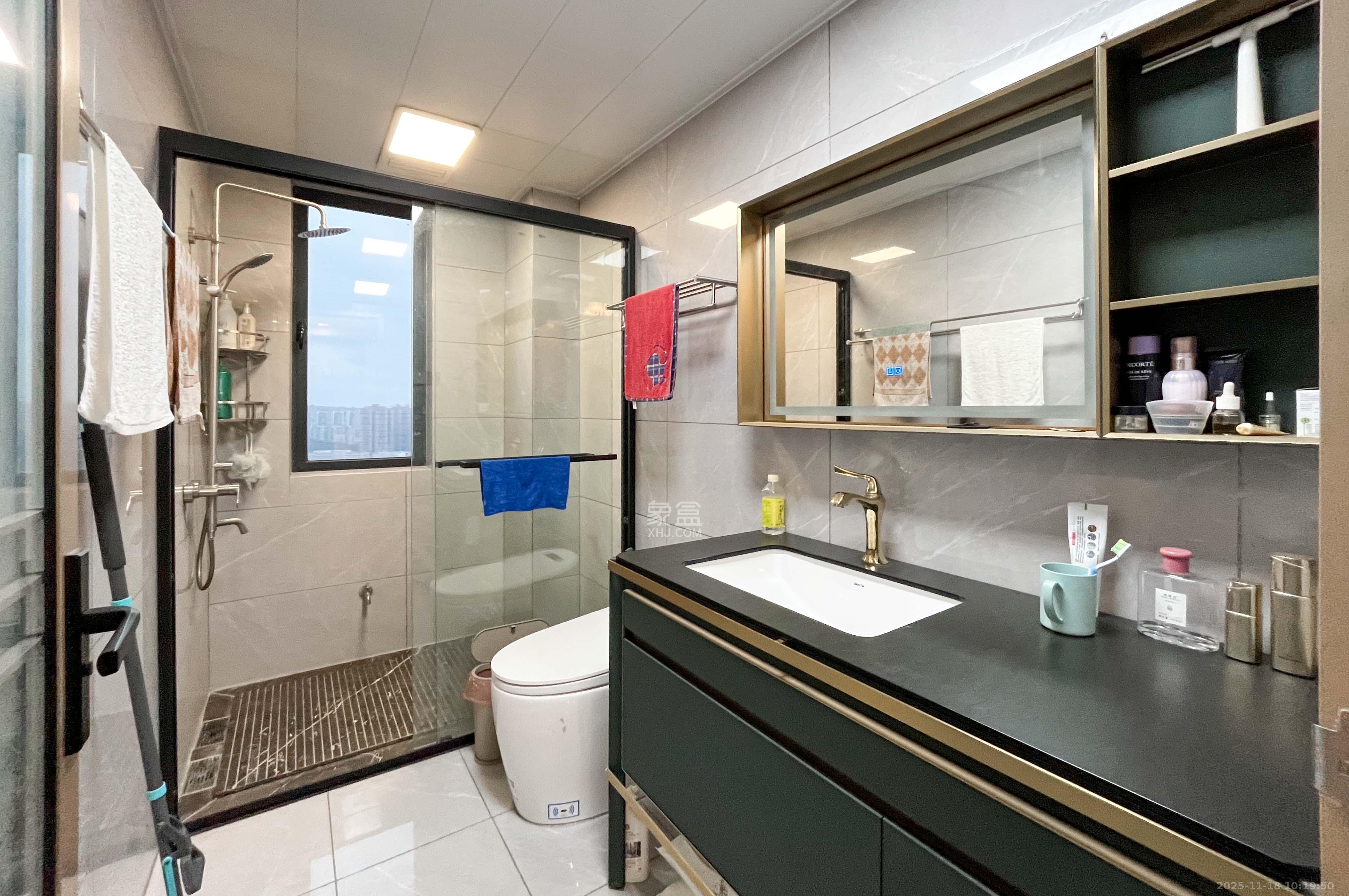 中建梅溪湖中心  3室2厅2卫    175.0万卫生间