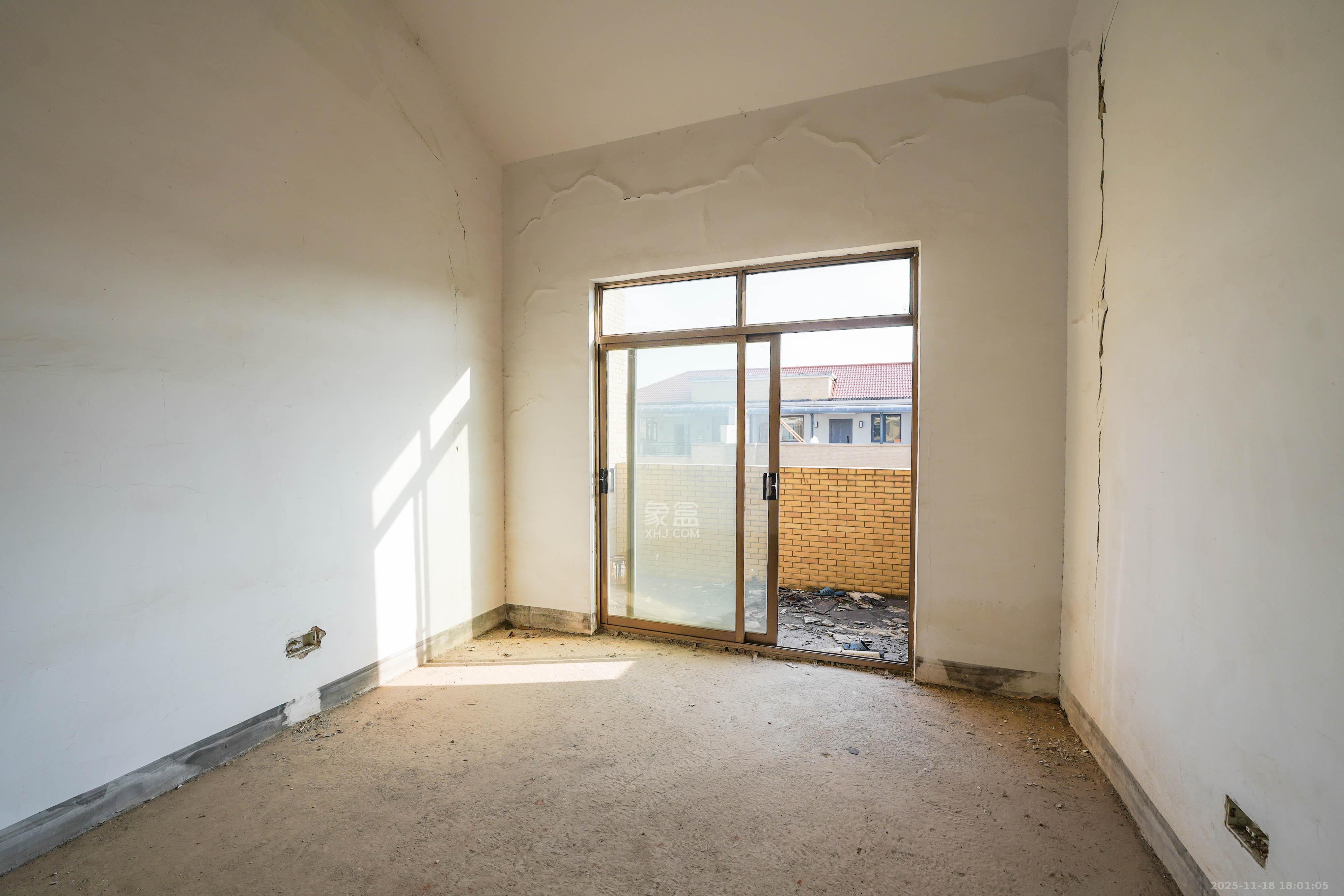 金汇园(鄱馨苑、省国税局单位房) 6室2厅3卫 482.8万 金汇园(鄱馨苑、省国税局单位房) 6室2厅3卫 482.8万卧室