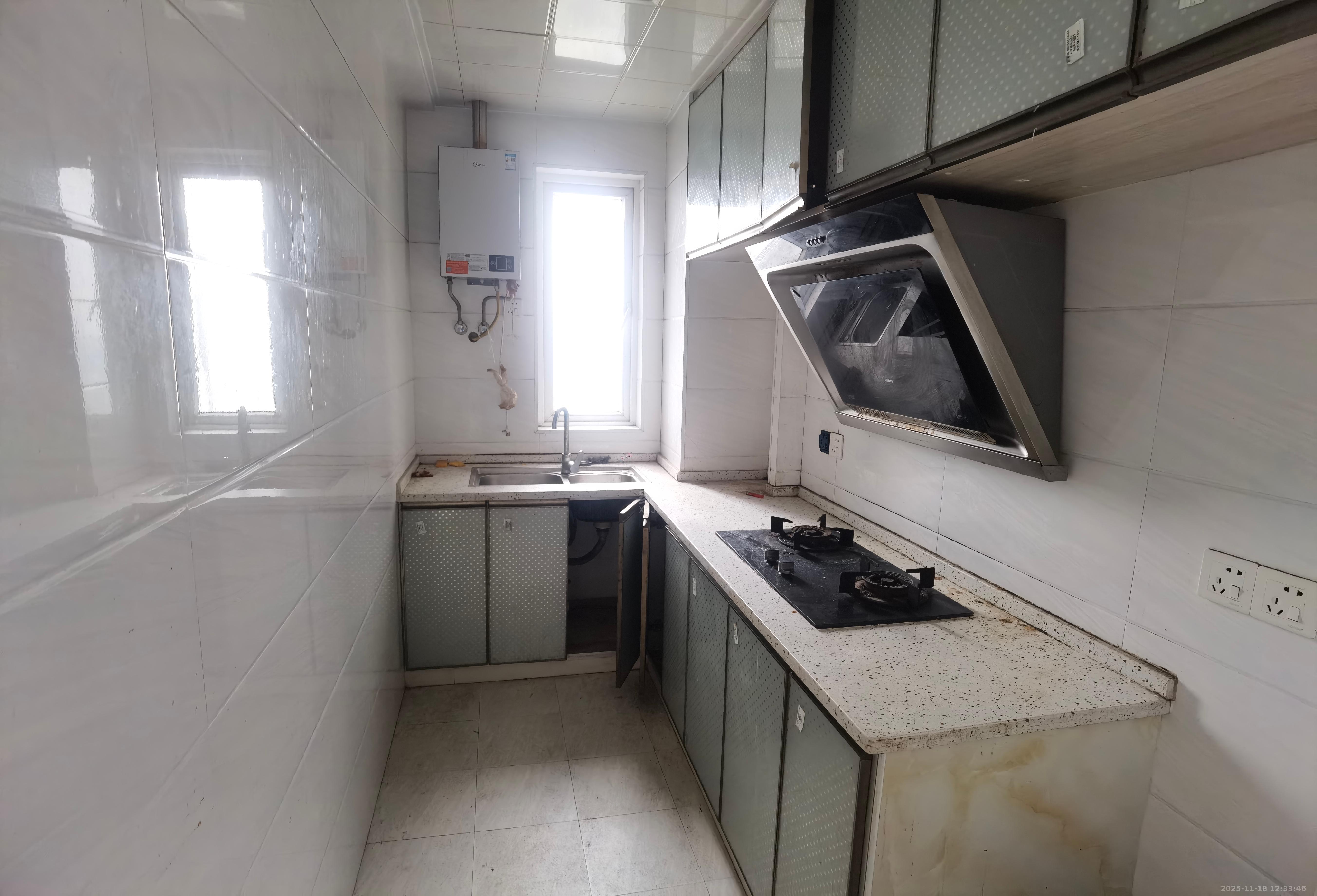 美的城三期  3室2厅2卫    1500.0元/月室内图