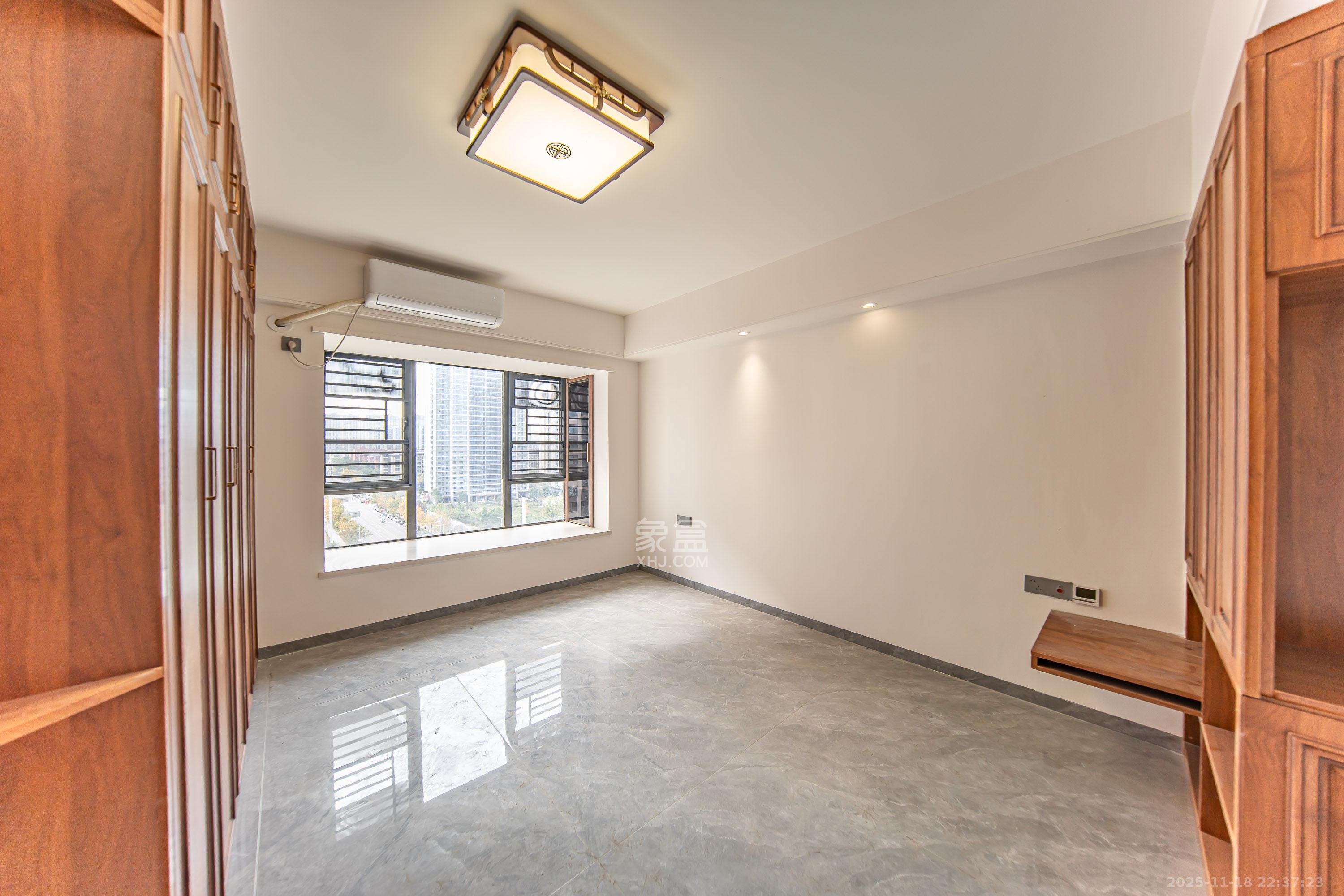 深业鹭栖府  4室2厅2卫    218.0万卧室