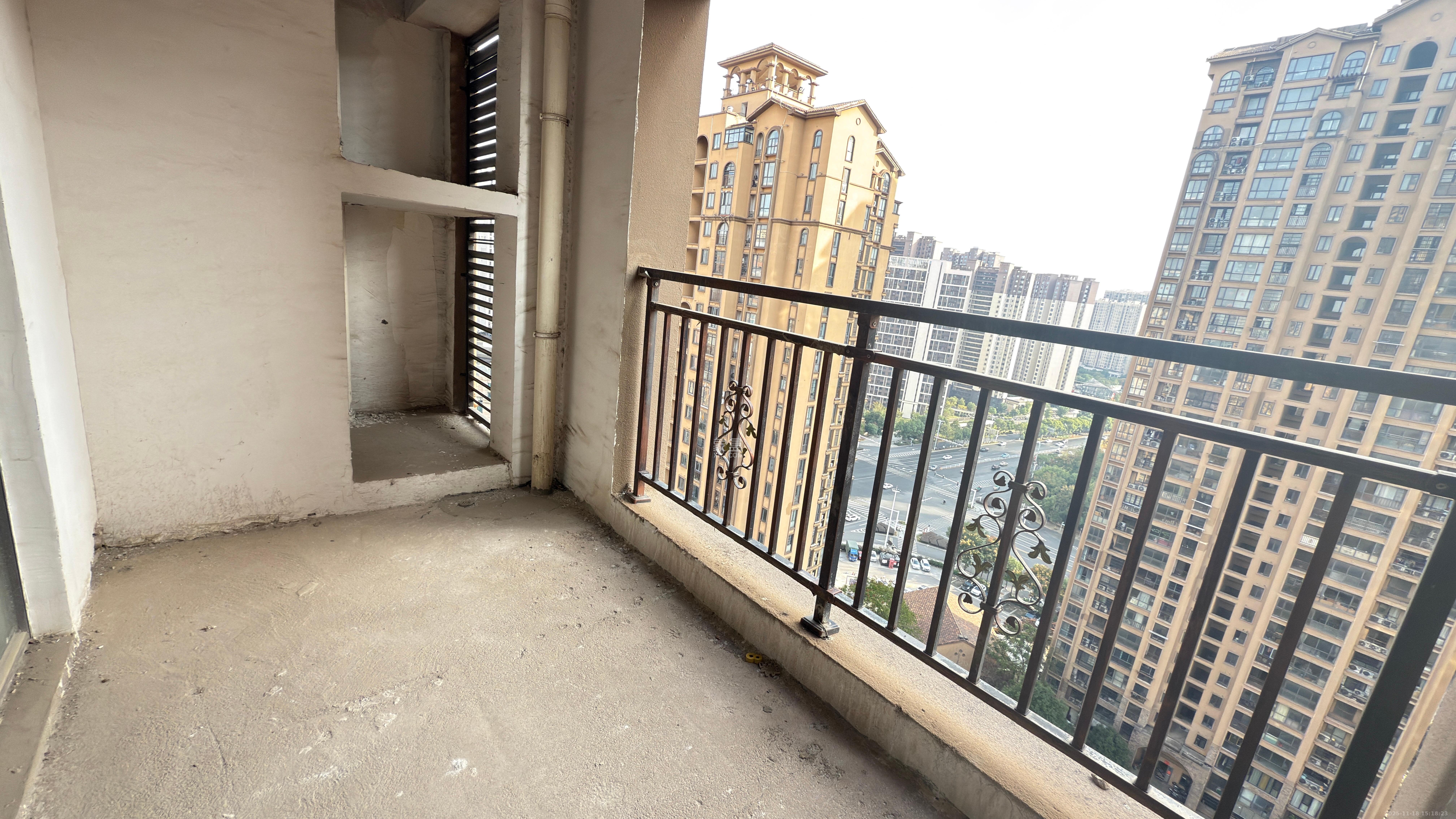 金侨城 3室2厅1卫 34.5万 金侨城 3室2厅1卫 34.5万客厅