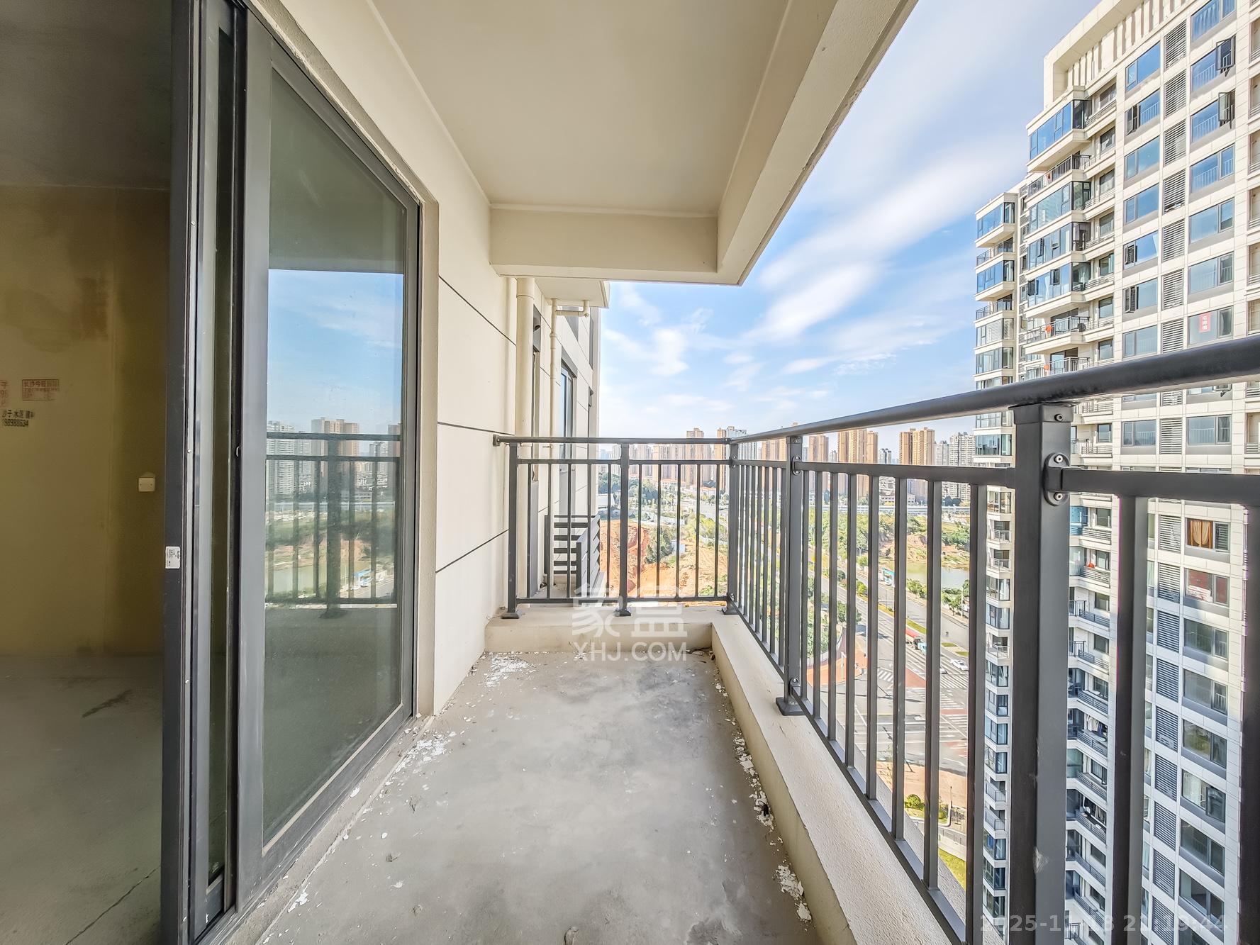 长沙北中心保利时代C区 4室2厅2卫 110.0万 长沙北中心保利时代C区 4室2厅2卫 110.0万阳台