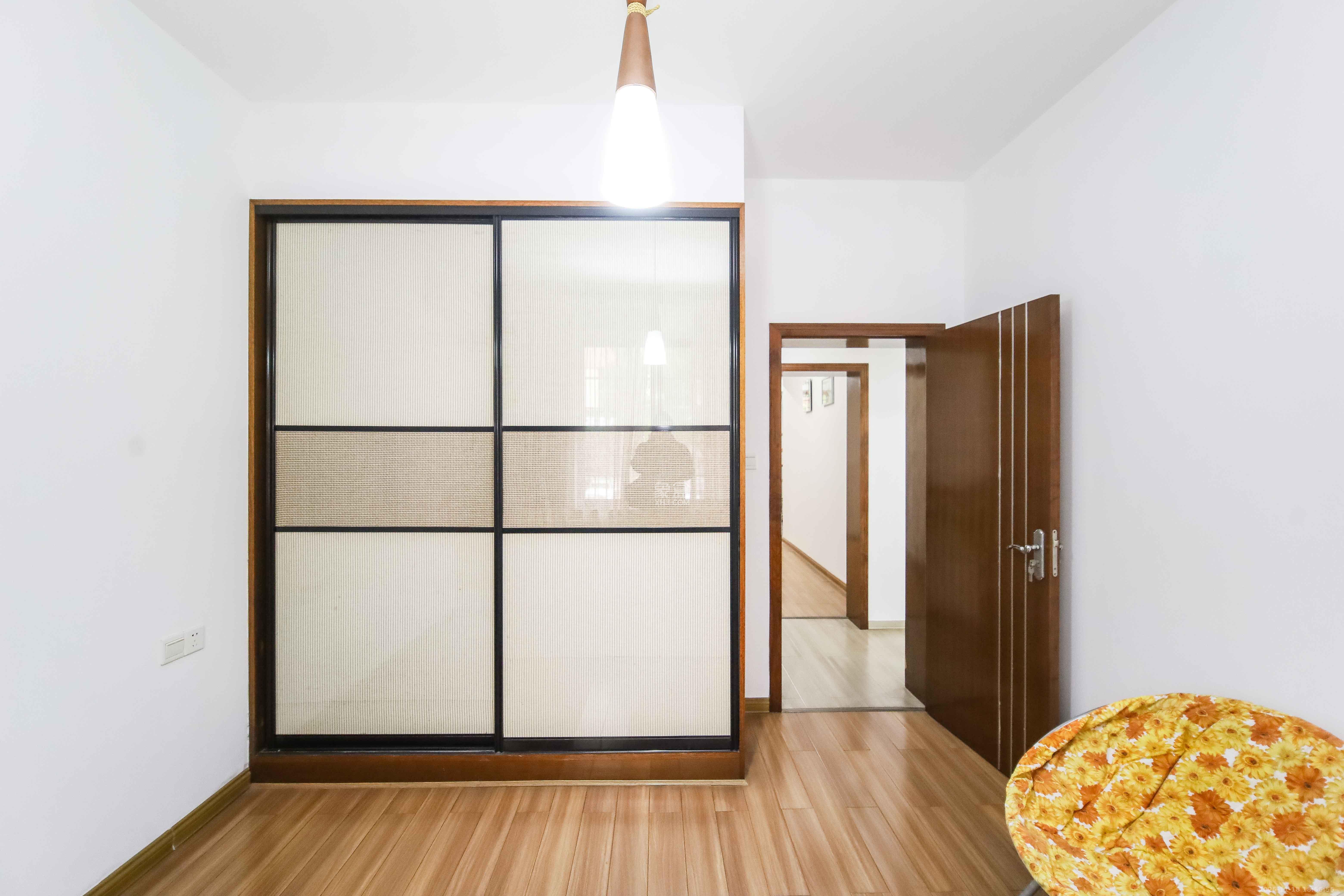 芙蓉公寓 4室2厅2卫 147.0万 芙蓉公寓 4室2厅2卫 147.0万卧室