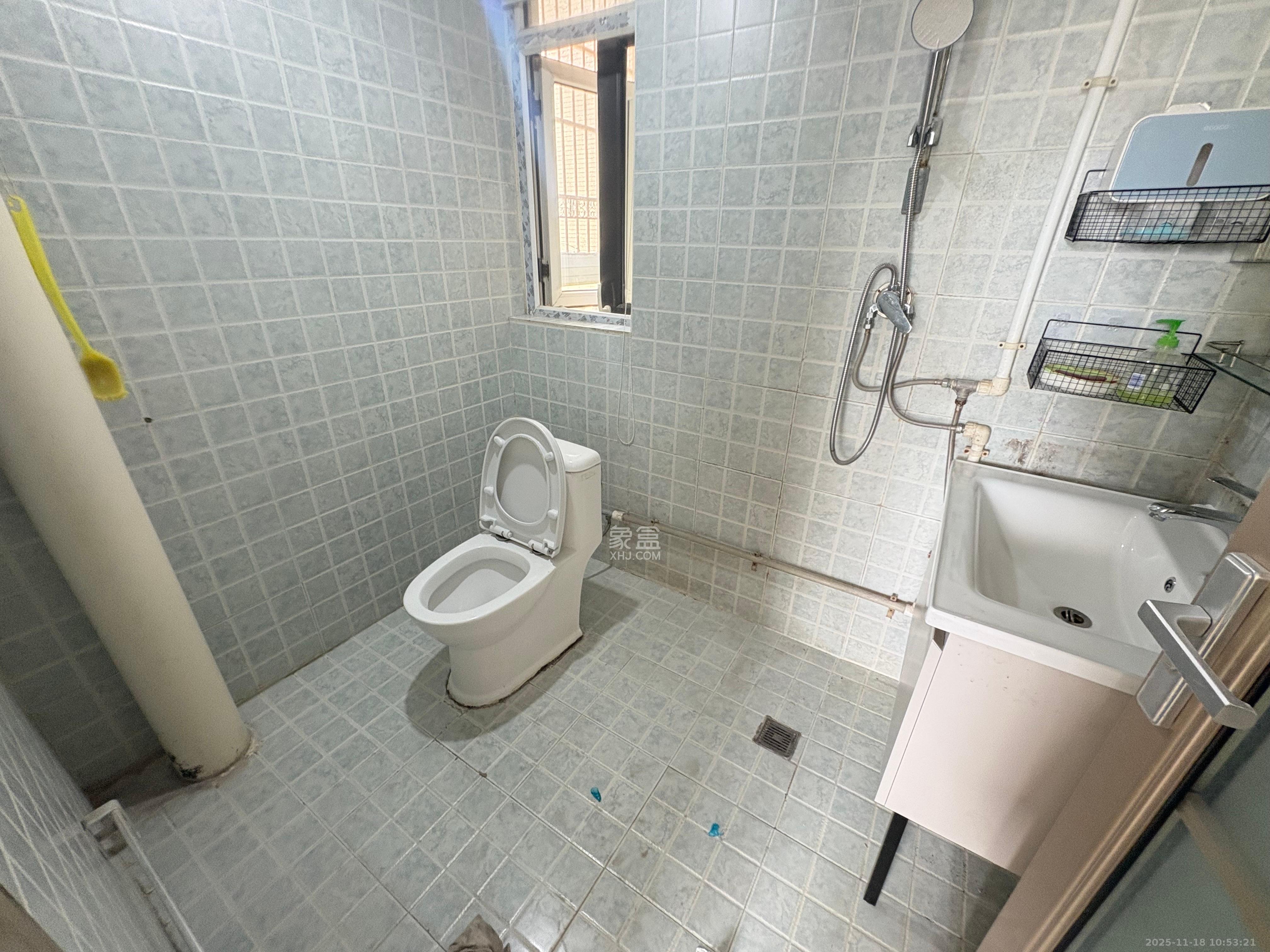 山水湾  1室2厅1卫    1600.0元/月室内图