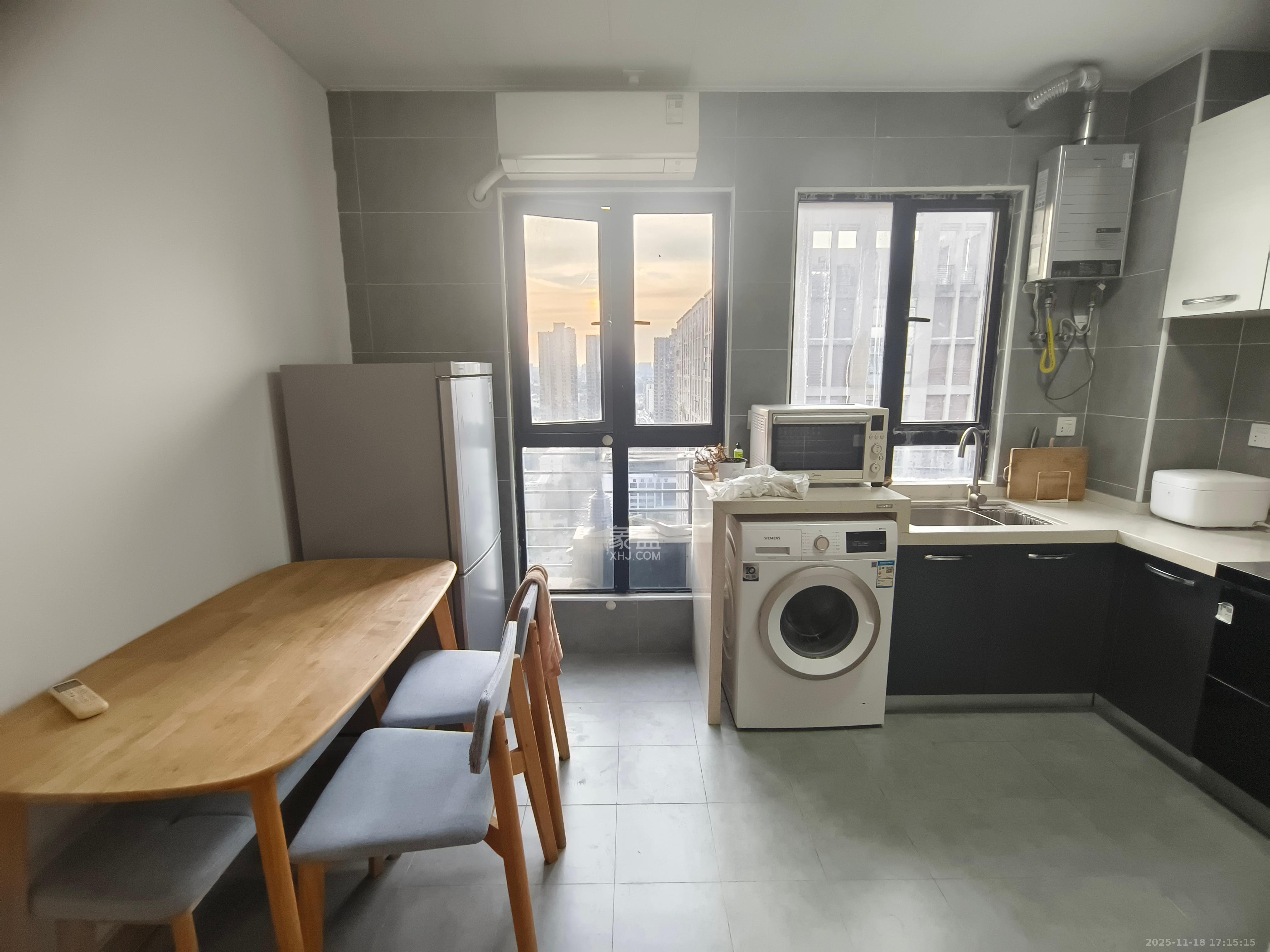 郡原广场  1室1厅1卫    2000.0元/月室内图1