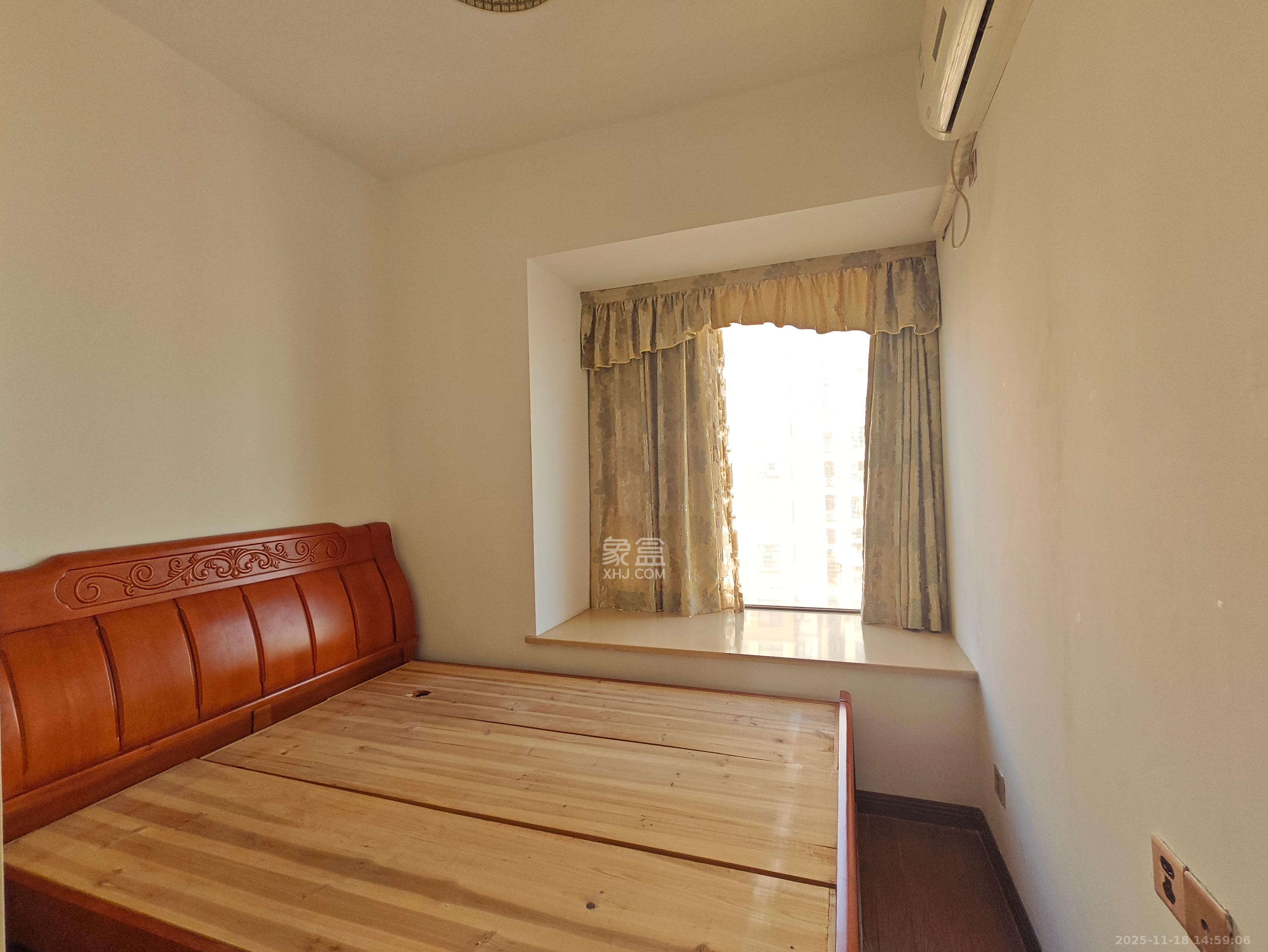 米兰春天  4室2厅2卫    2000.0元/月室内图