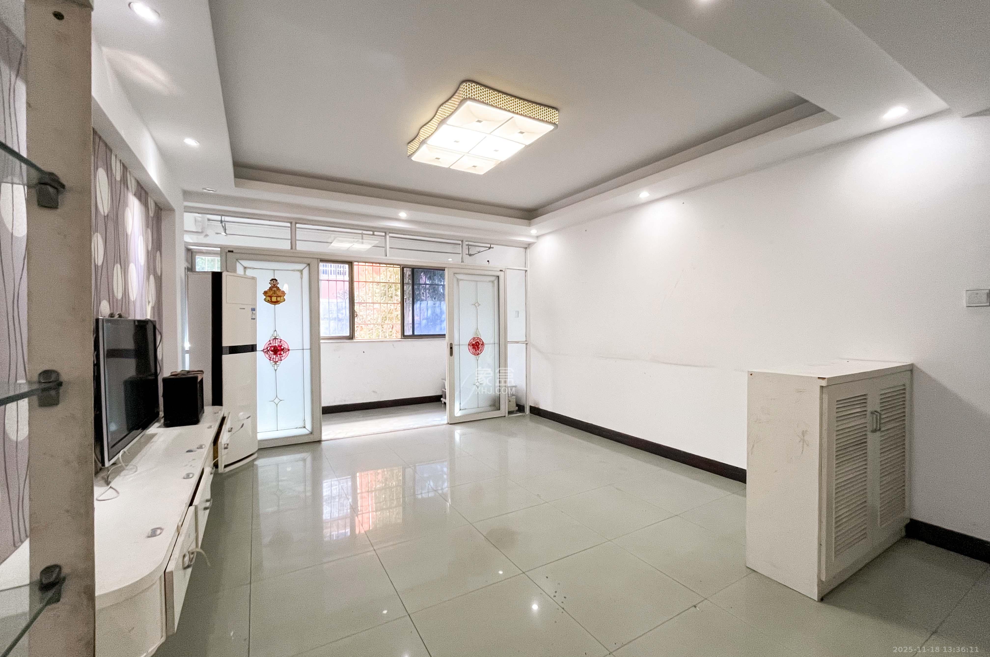 阳明山庄  3室0厅0卫    61.0万客厅