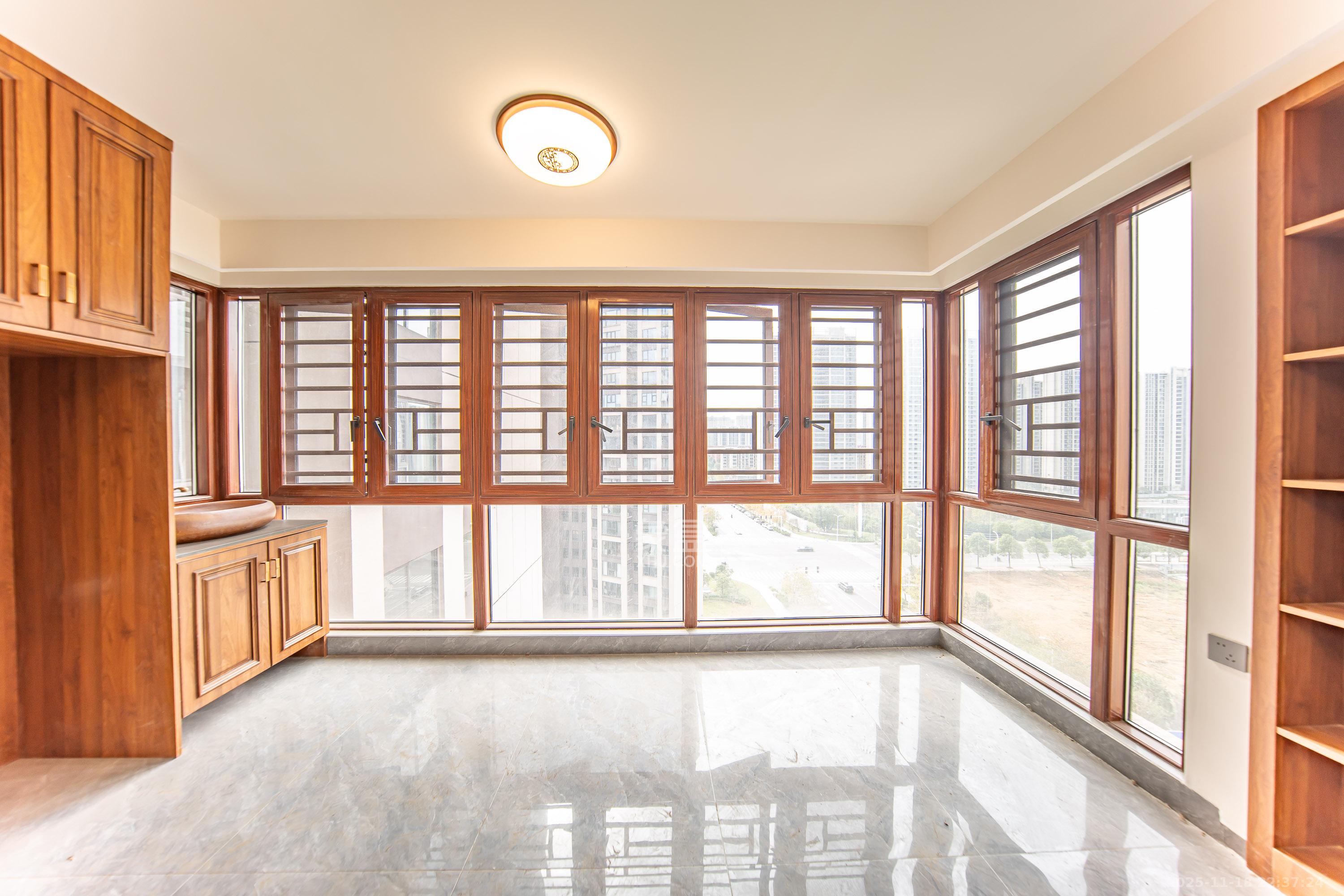 深业鹭栖府  4室2厅2卫    218.0万阳台