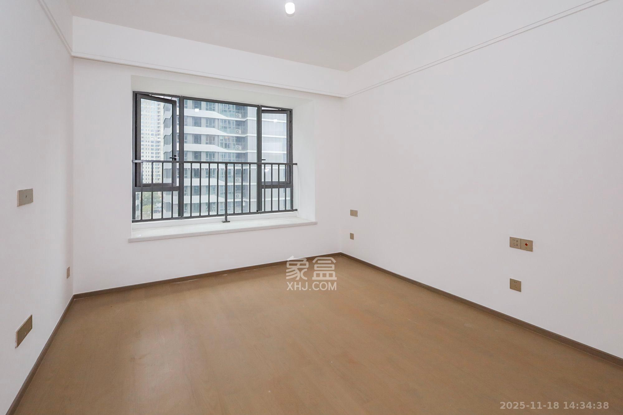 复地滨江金融中心  4室2厅2卫    4200.0元/月室内图