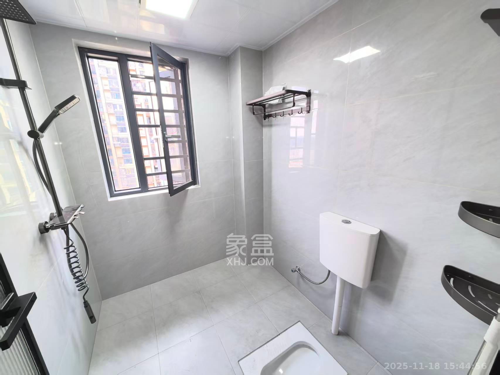 荣盛花语城  4室2厅2卫    2500.0元/月室内图