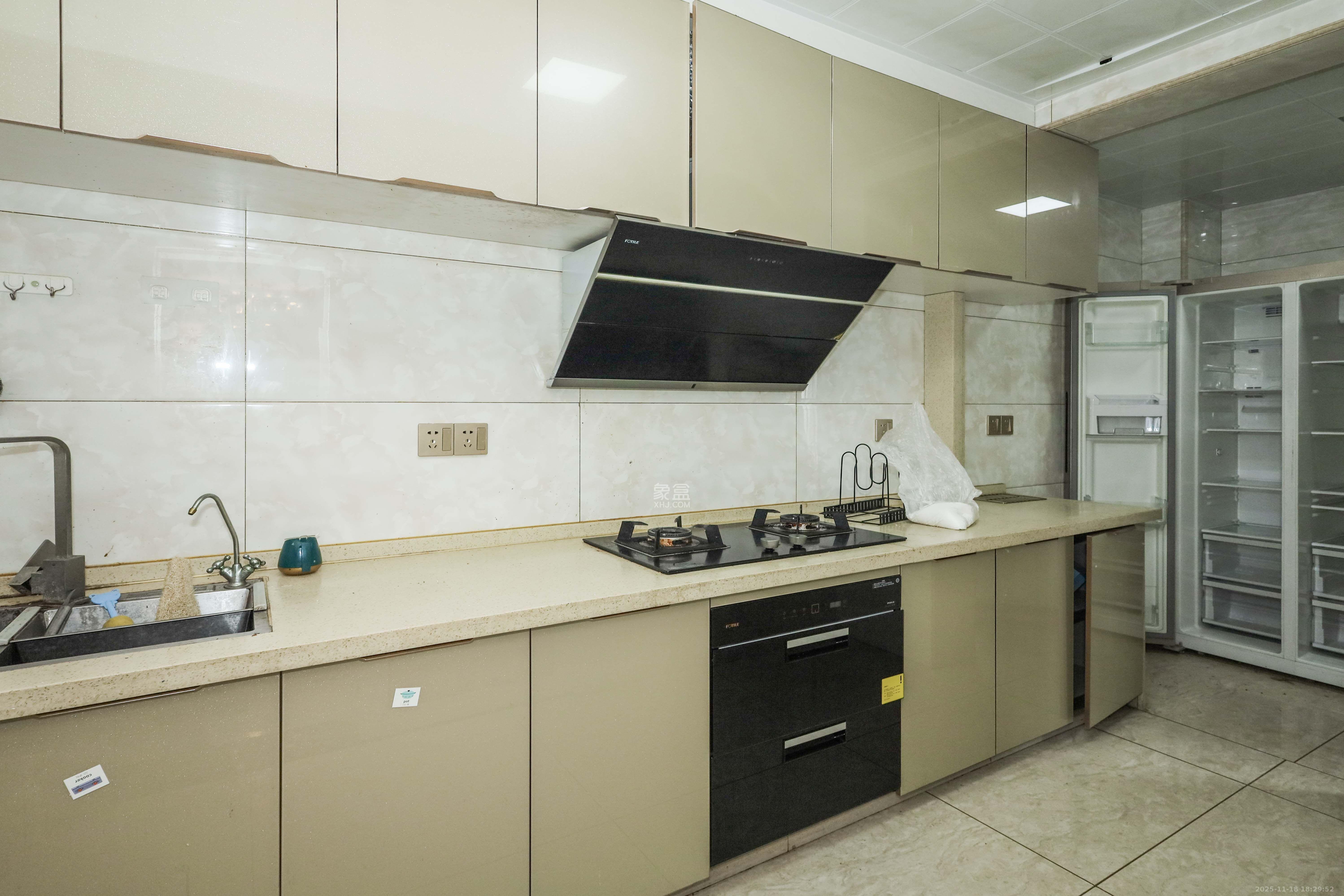 保利麓谷林语E区  1室2厅1卫    3000.0元/月室内图