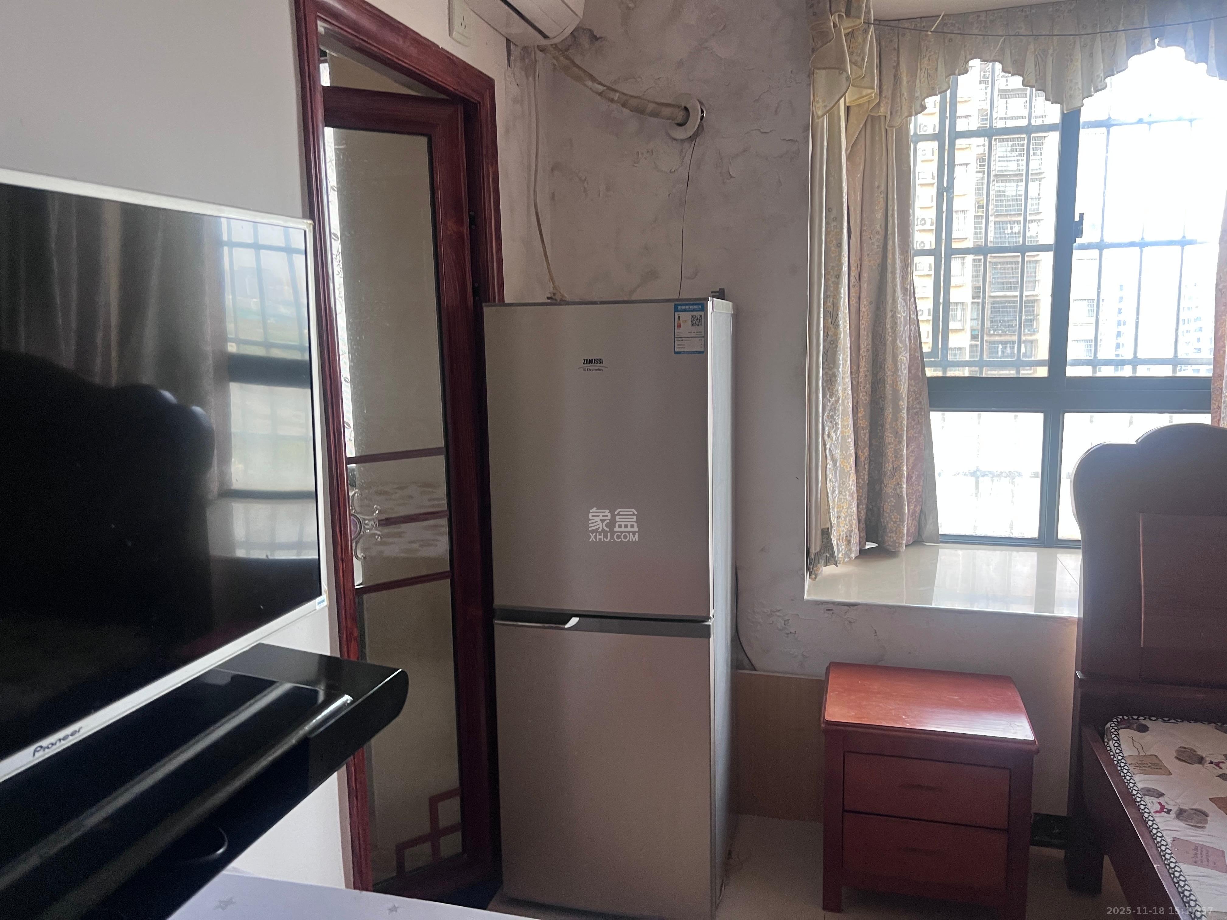 岳鞍阁小区  1室1厅1卫    1000.0元/月室内图