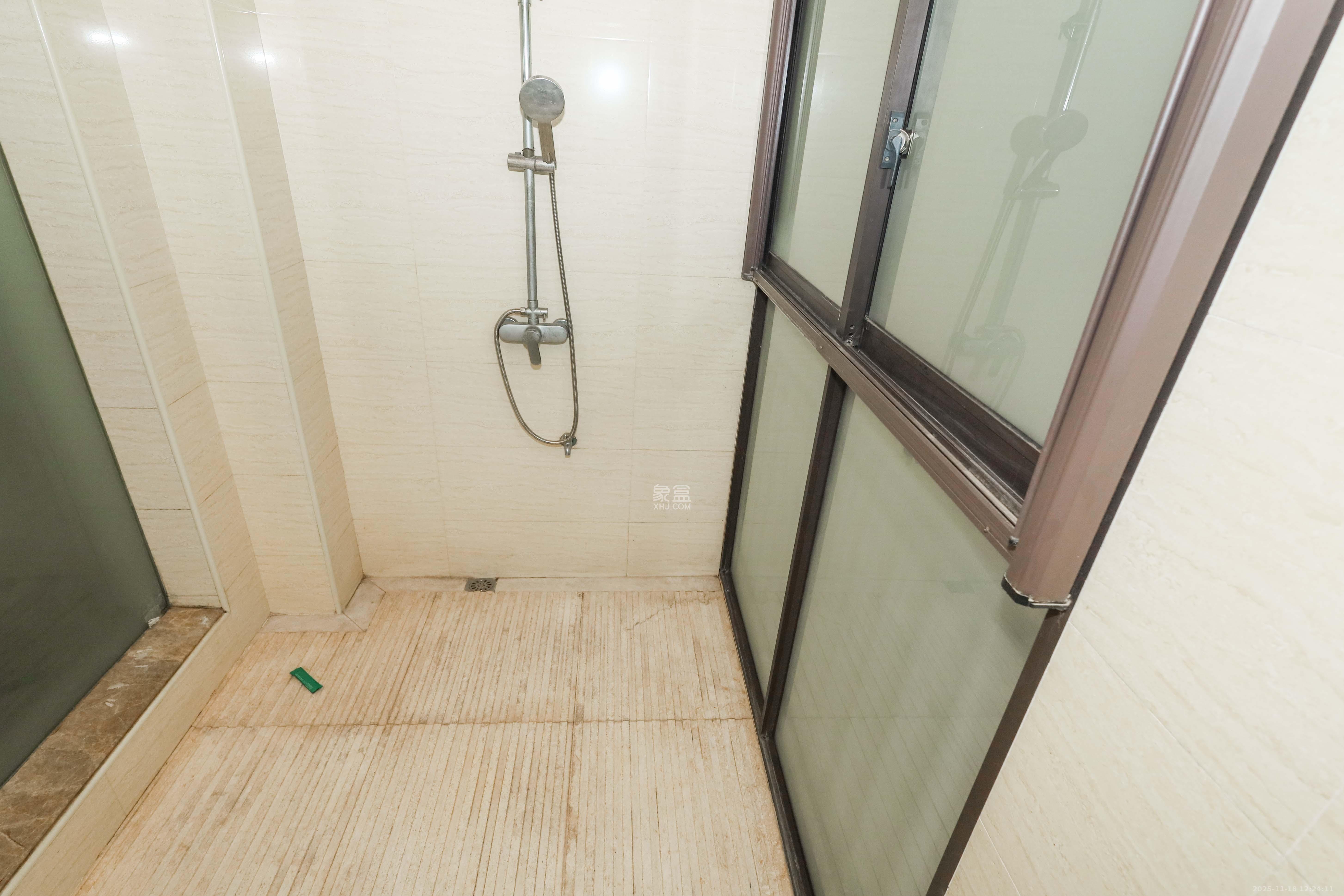 保利麓谷林语D区 3室2厅2卫 199.0万 保利麓谷林语D区 3室2厅2卫 199.0万卫生间