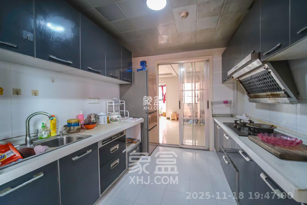 三一街区  3室2厅2卫    1900.0元/月室内图