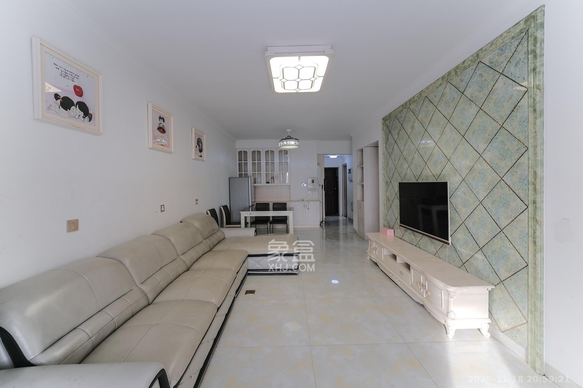 保利香槟国际  3室2厅1卫    69.8万客厅