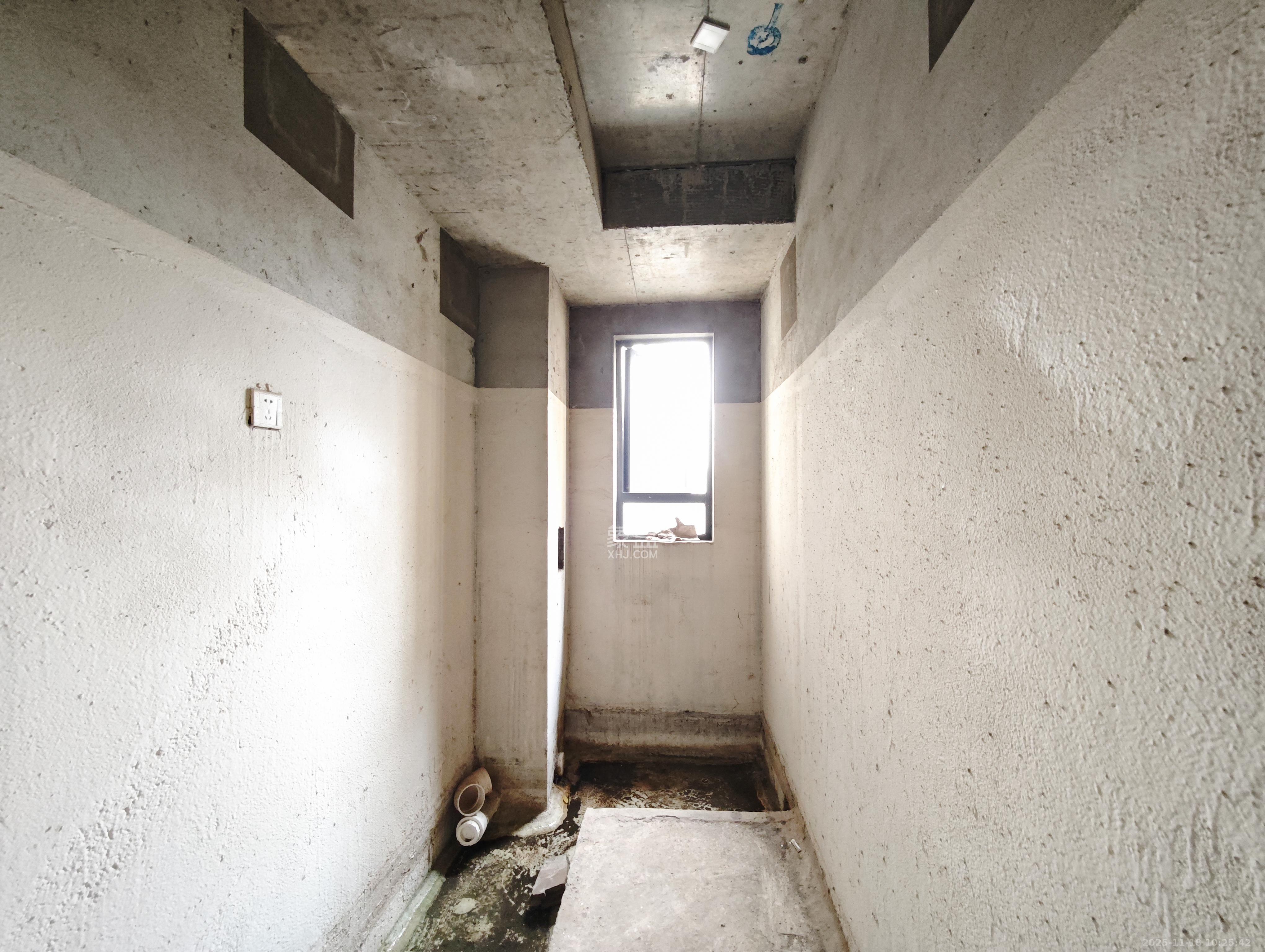 保利城（中航城国际社区、郡原美村）  4室2厅2卫    95.0万卫生间