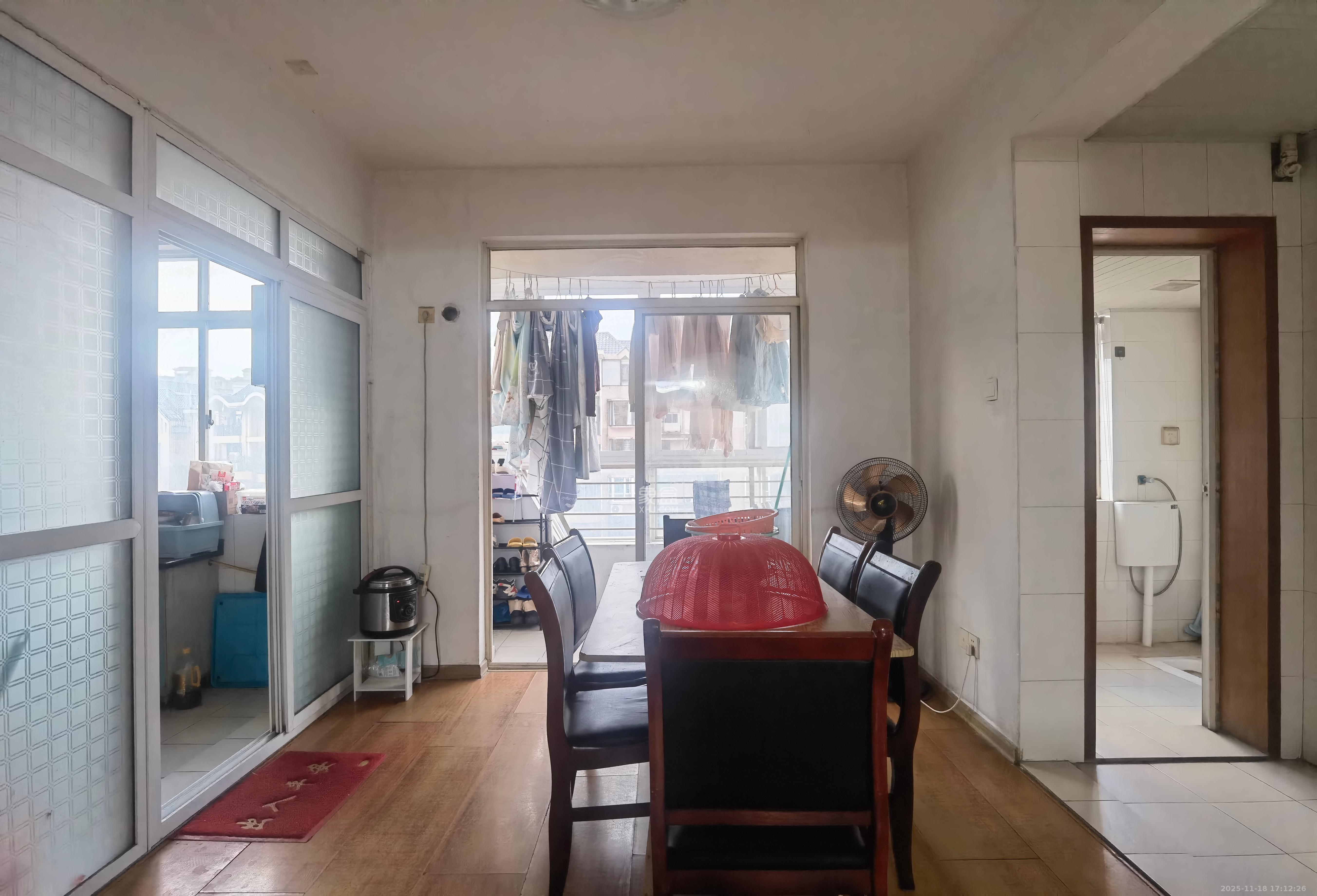 四季美景一、二期  3室2厅2卫    2000.0元/月室内图