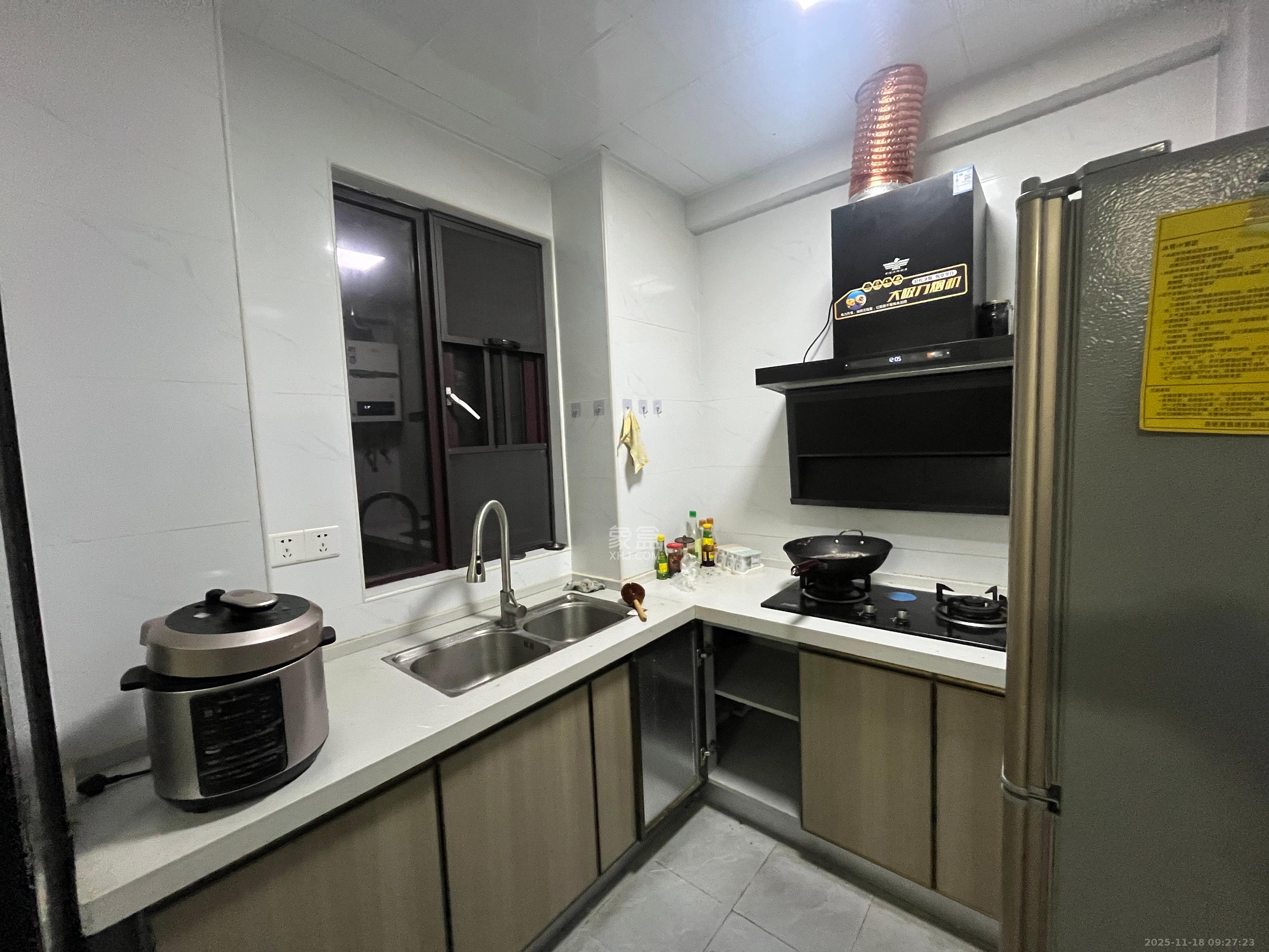 新长海广场 3室2厅1卫 2300.0元/月 新长海广场 3室2厅1卫 2300.0元/月室内图