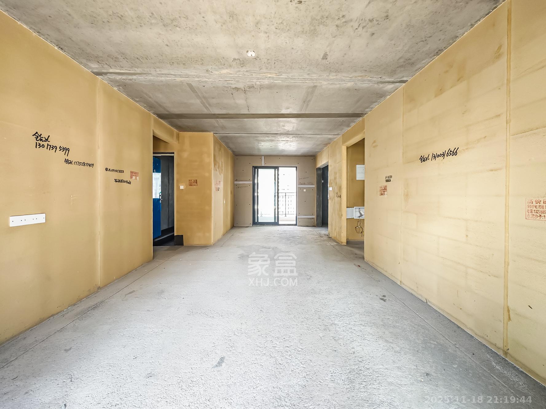 长沙北中心保利时代C区  4室2厅2卫    110.0万客厅