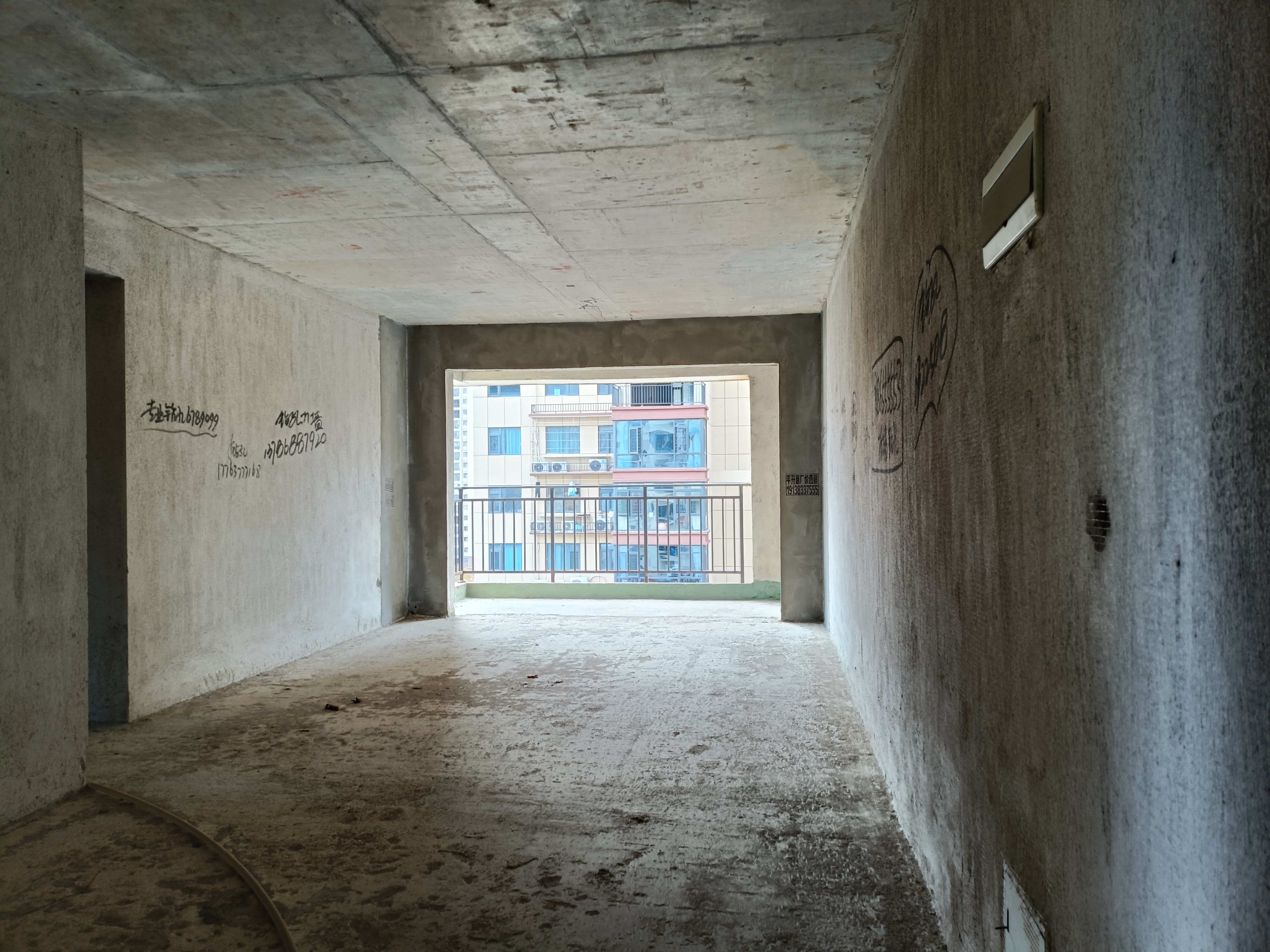 石化大院  3室2厅2卫    60.0万客厅