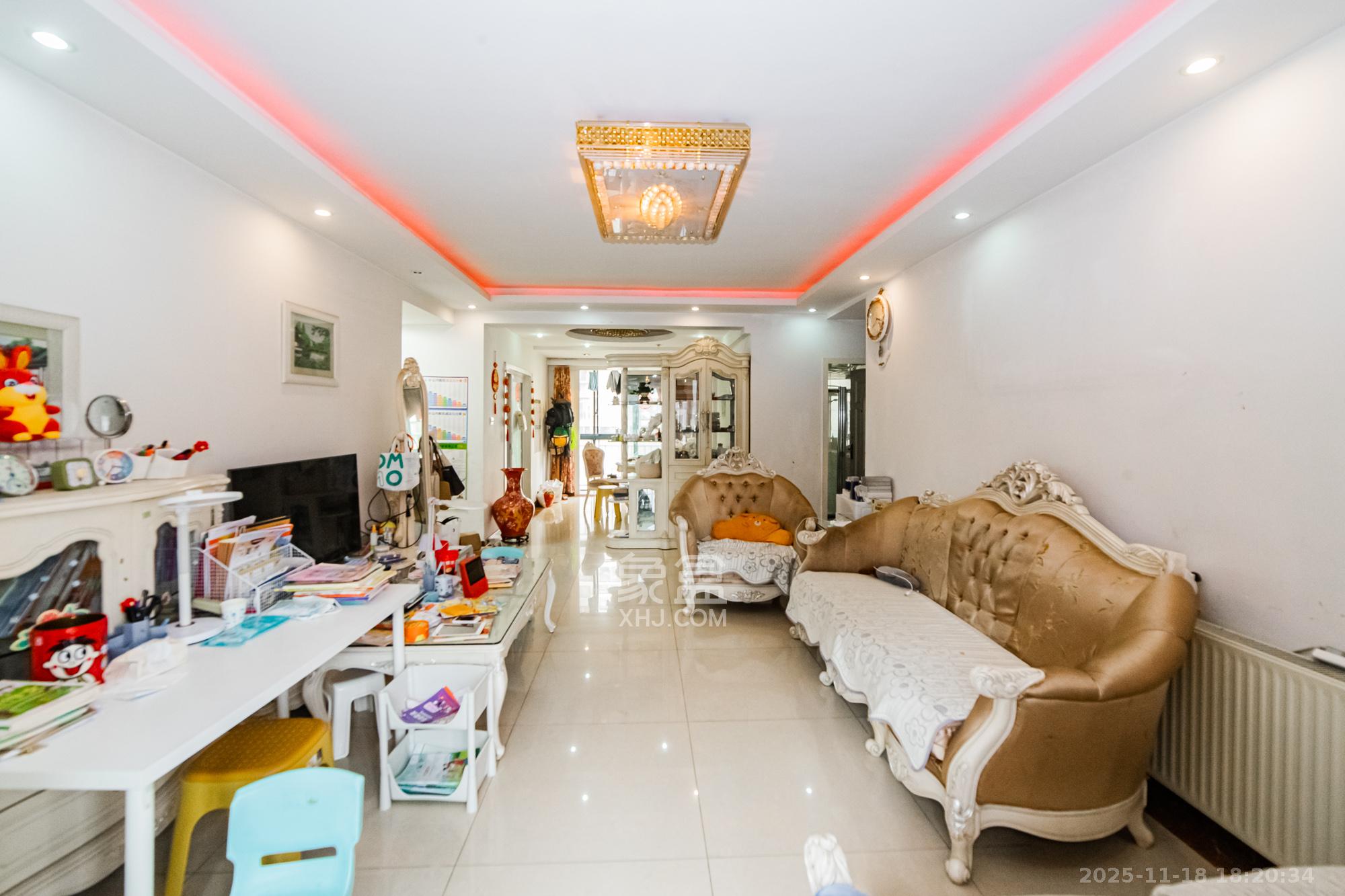 万国城（当代满庭春MOMA）一期  3室2厅2卫    110.0万客厅