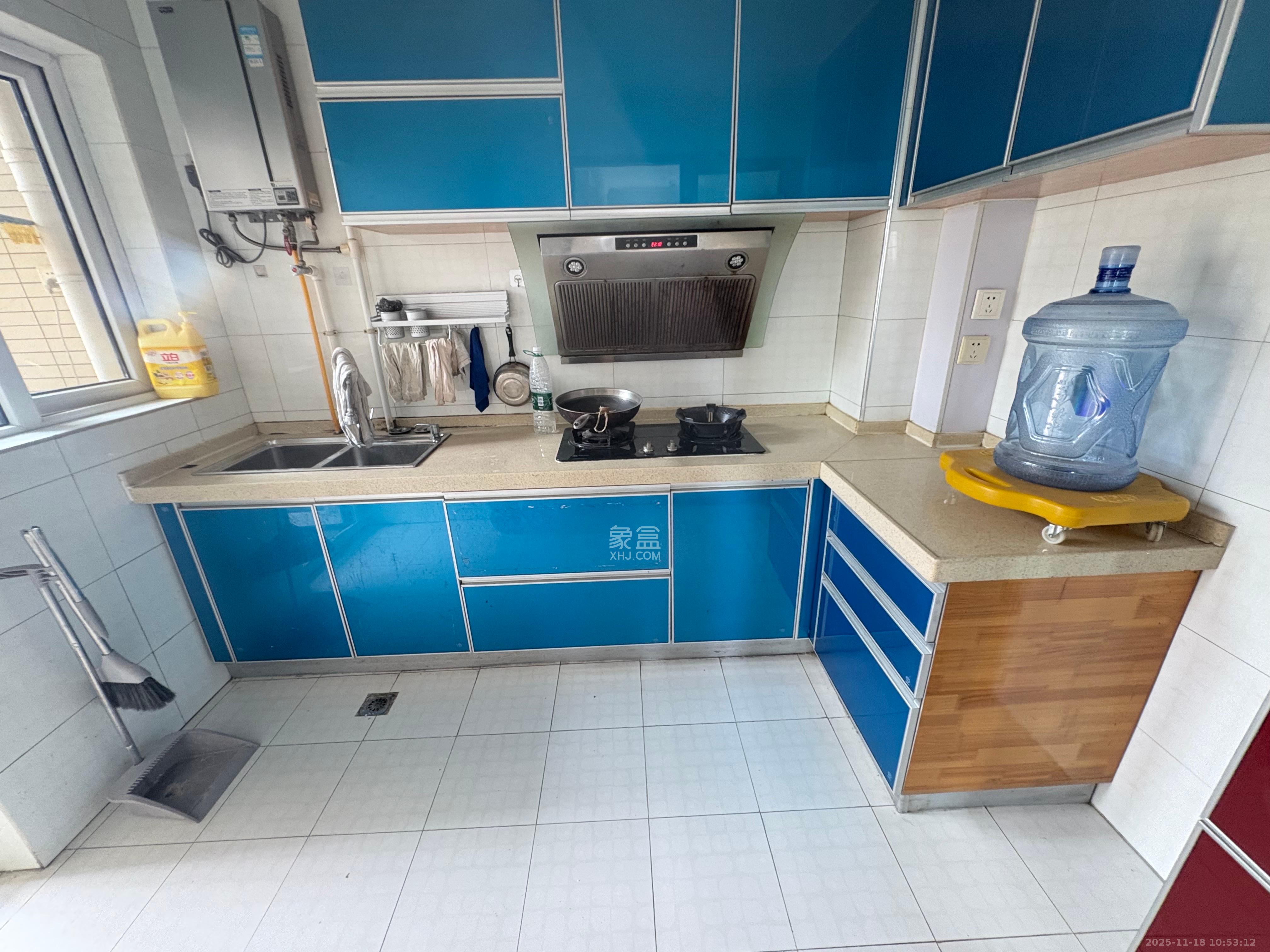 山水湾  1室2厅1卫    1600.0元/月室内图