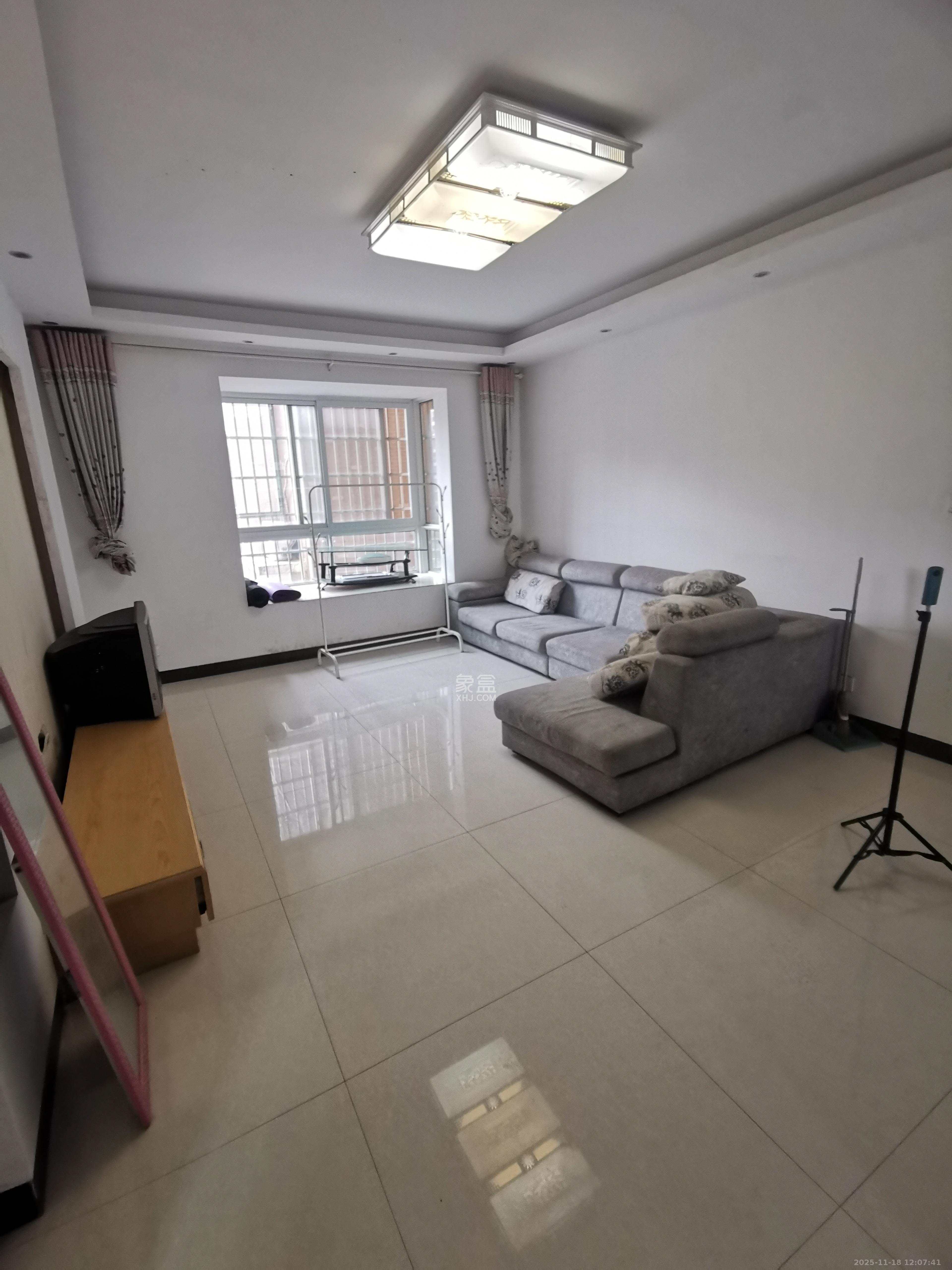 和馨园  3室2厅2卫    2300.0元/月