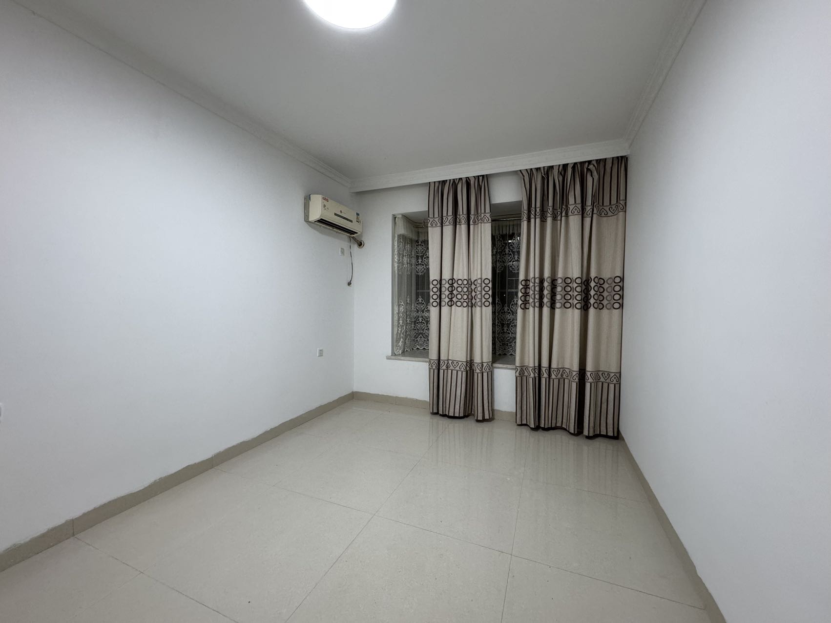 龙洲馨苑  3室2厅2卫    1800.0元/月