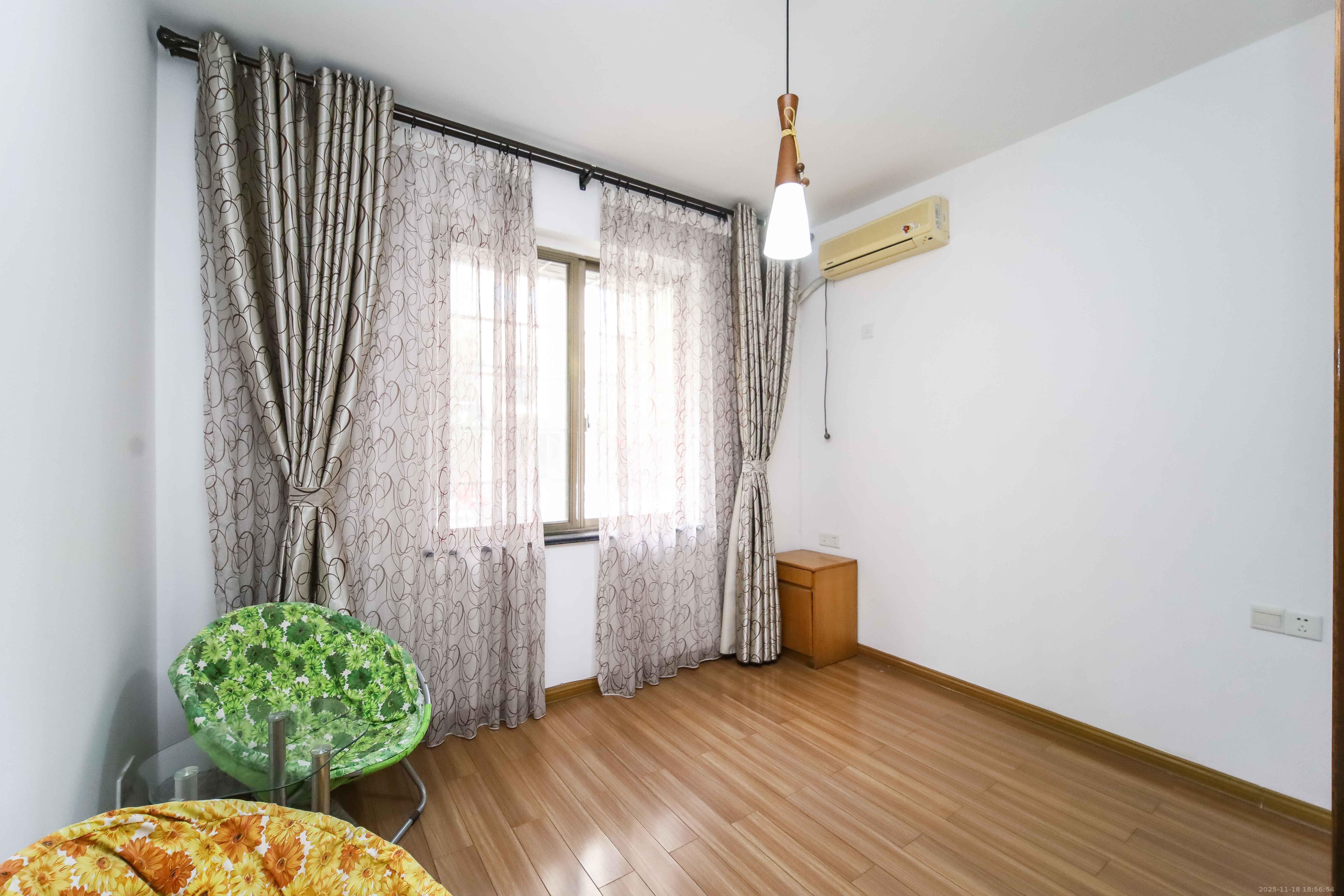 芙蓉公寓 4室2厅2卫 147.0万 芙蓉公寓 4室2厅2卫 147.0万卧室