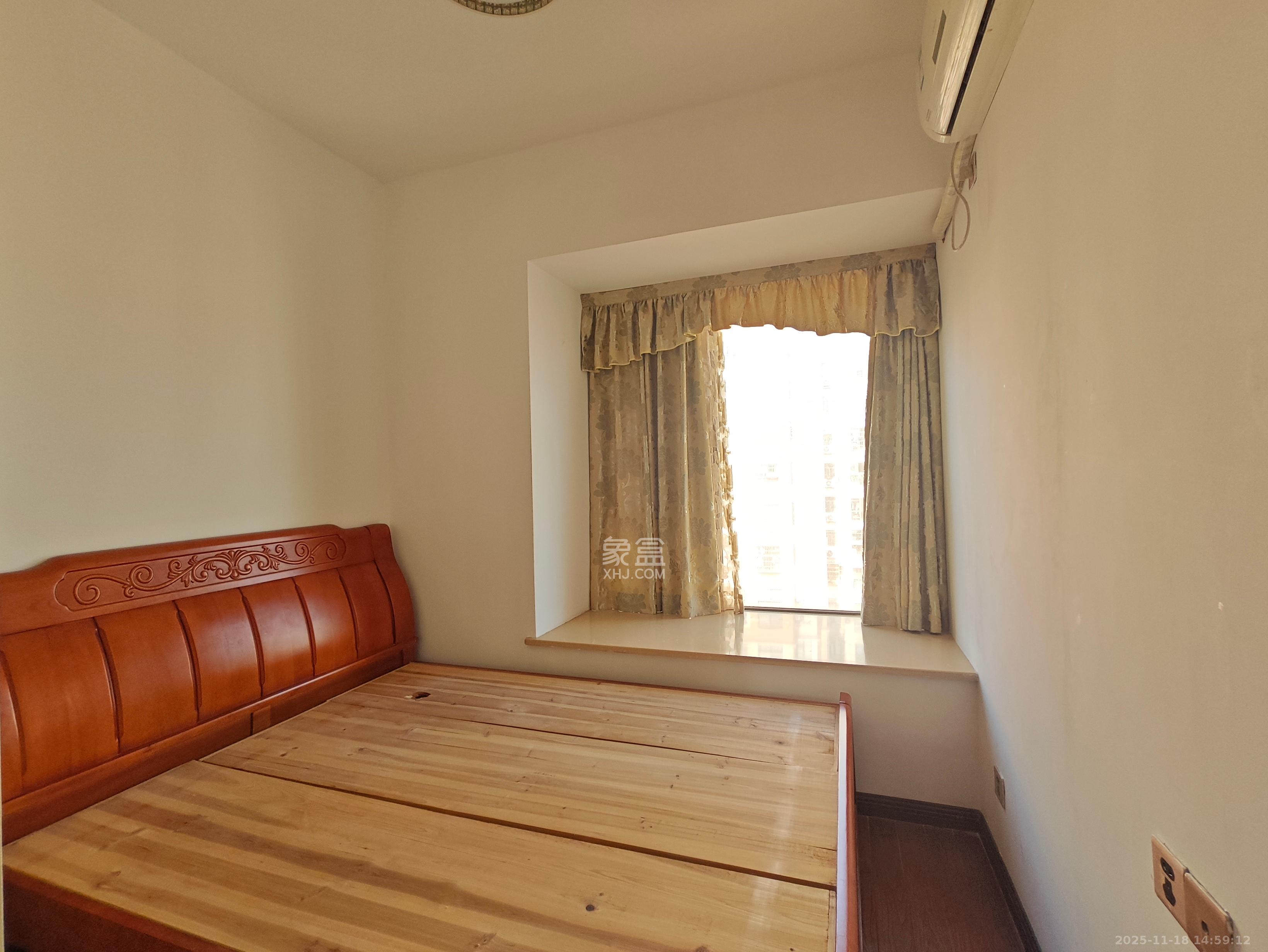 米兰春天  4室2厅2卫    2000.0元/月室内图