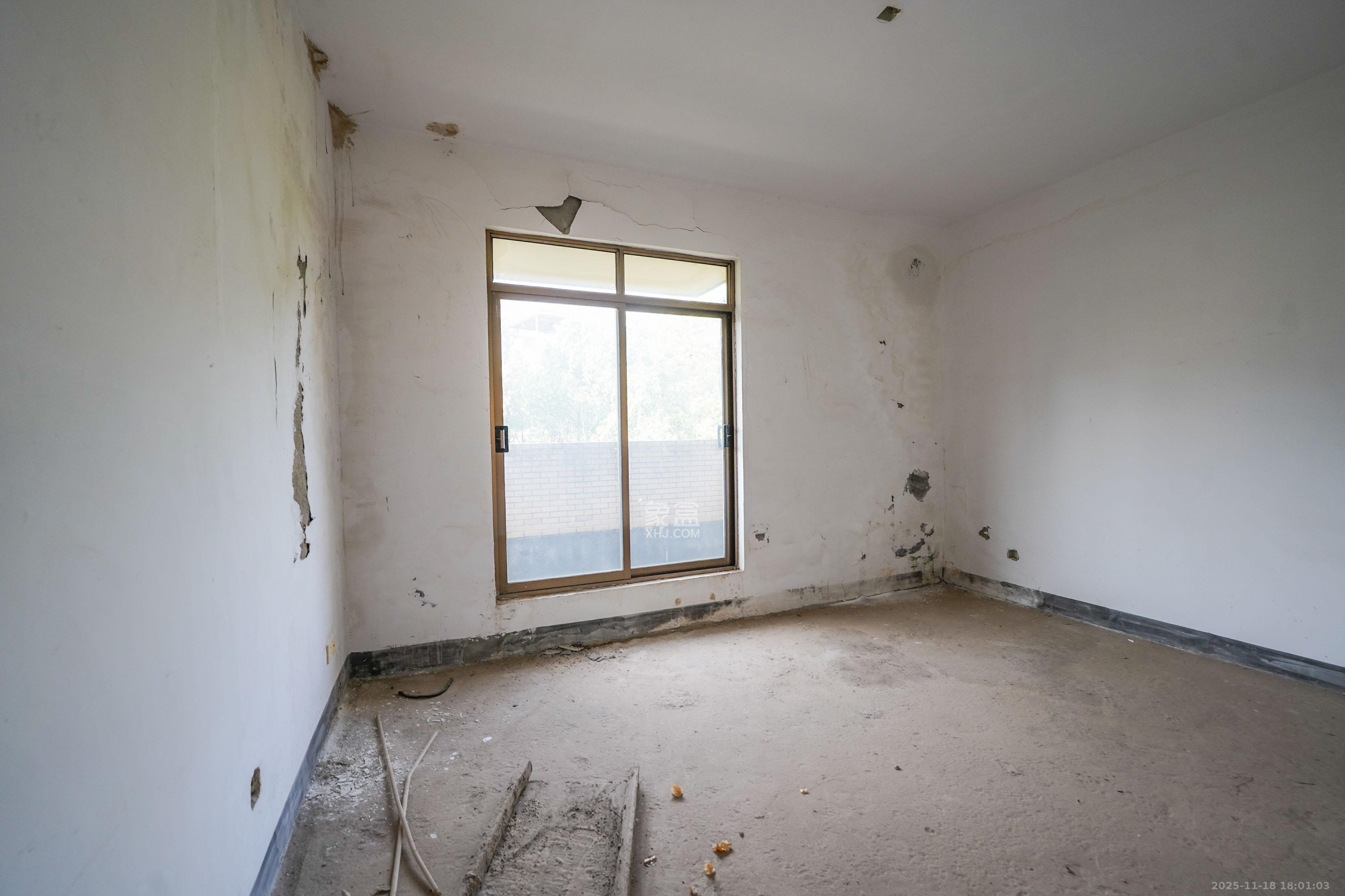 金汇园(鄱馨苑、省国税局单位房) 6室2厅3卫 482.8万 金汇园(鄱馨苑、省国税局单位房) 6室2厅3卫 482.8万卧室