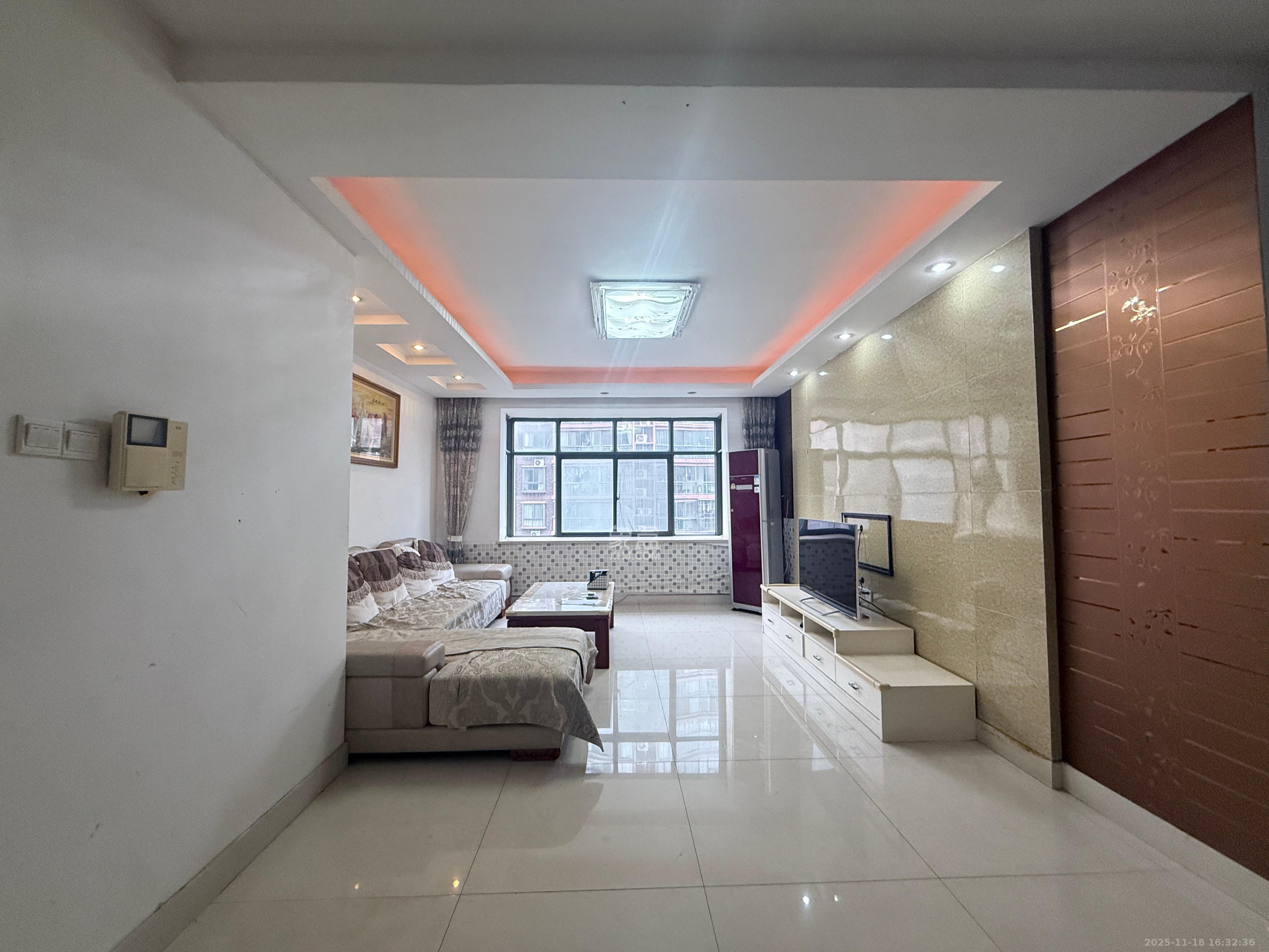 恒盛世家  3室2厅2卫    2300.0元/月