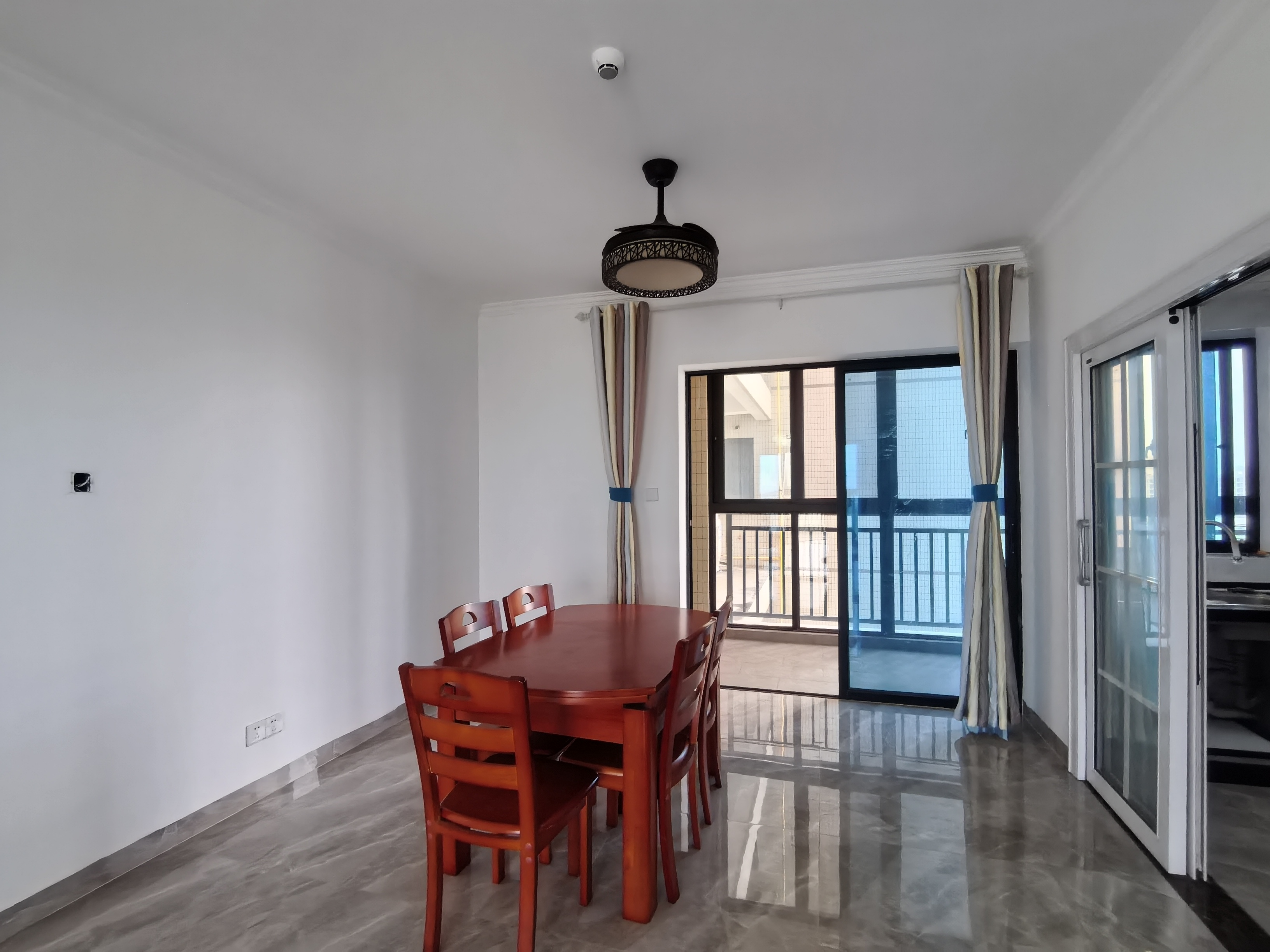 椰海家园一期  3室2厅2卫    3300.0元/月室内图