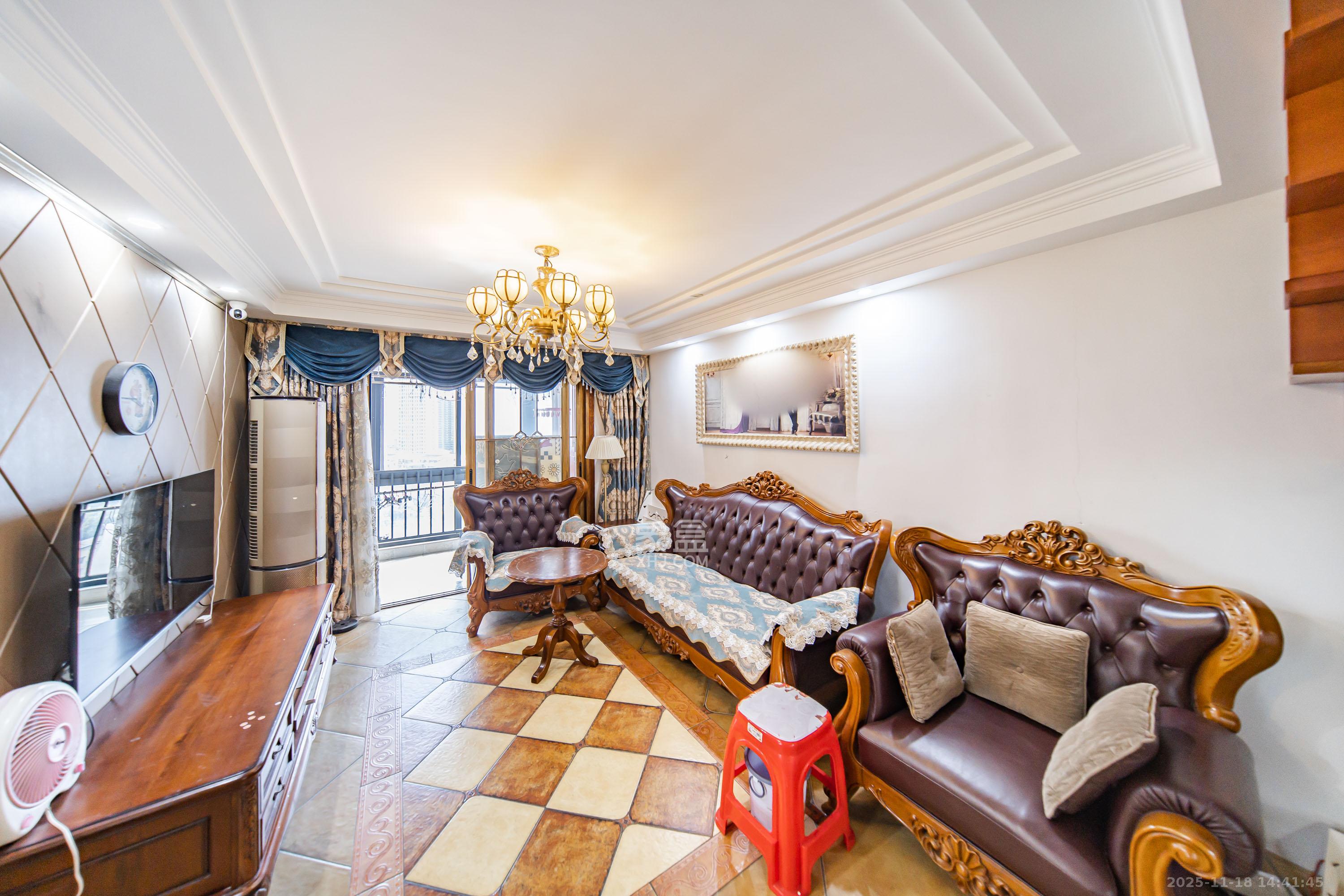 天健壹平方英里（天健芙蓉盛世二期）  3室2厅2卫    130.0万客厅