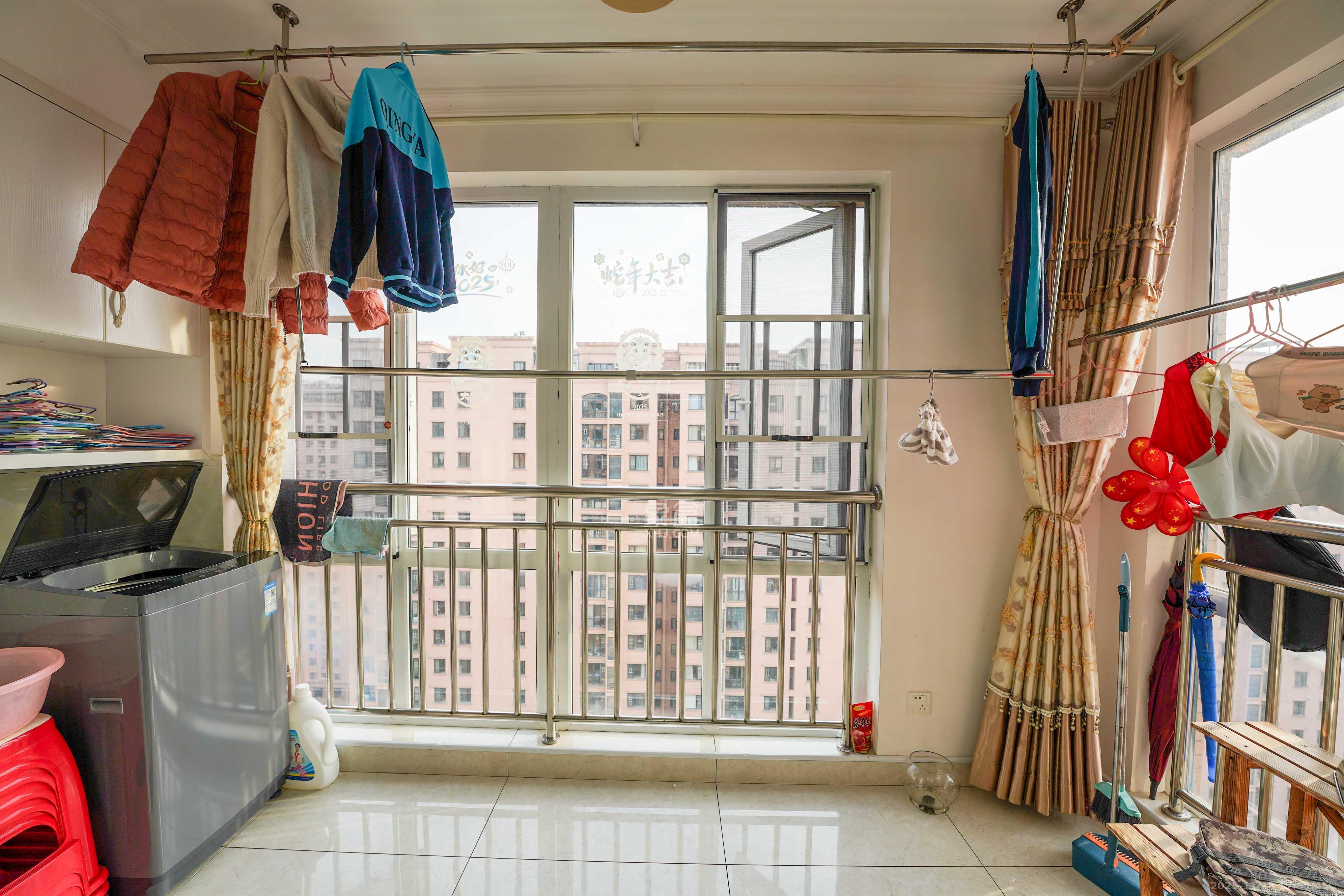 丽发新城  2室2厅1卫    58.0万阳台