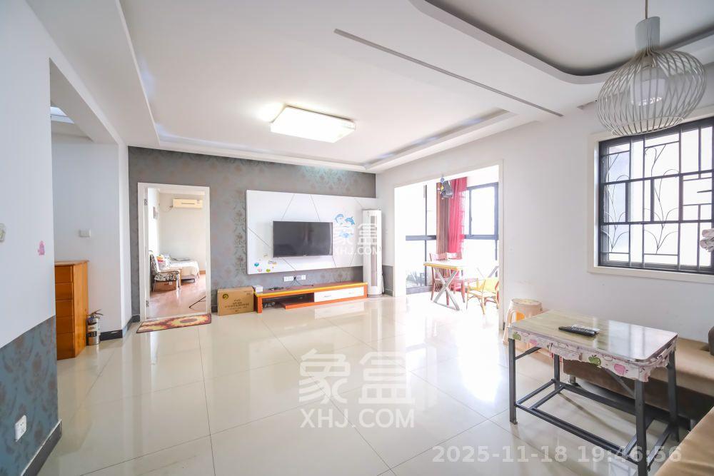 三一街区  3室2厅2卫    1900.0元/月室内图