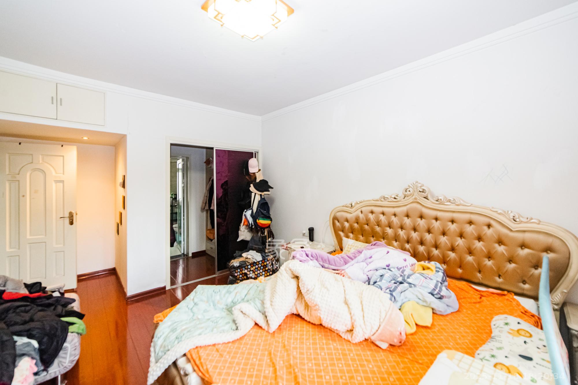 万国城（当代满庭春MOMA）一期  3室2厅2卫    110.0万卧室