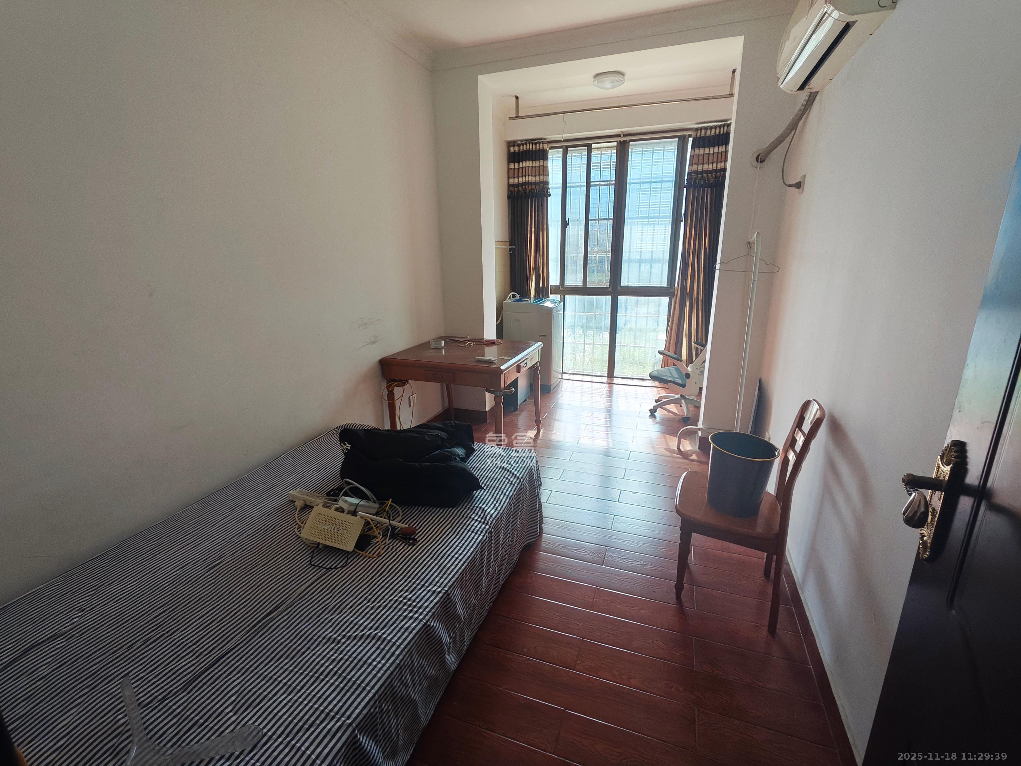 九峰安置小区 3室1厅1卫 1600.0元/月 九峰安置小区 3室1厅1卫 1600.0元/月室内图